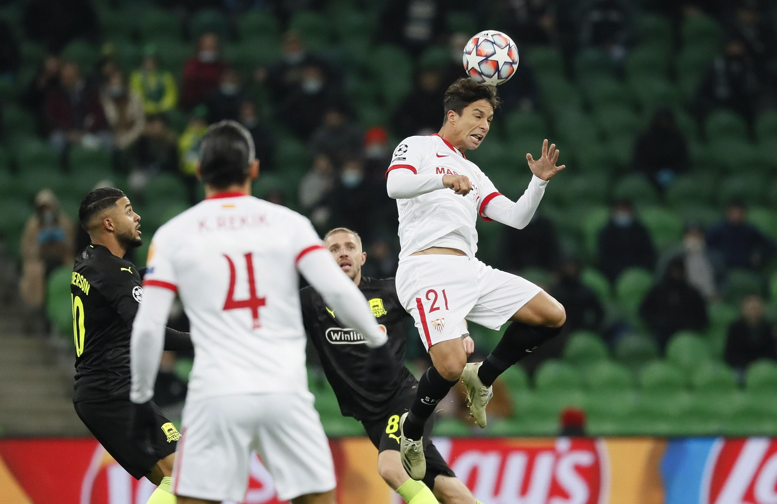 Óliver Torres cabecea con Rekik a la expectativa.