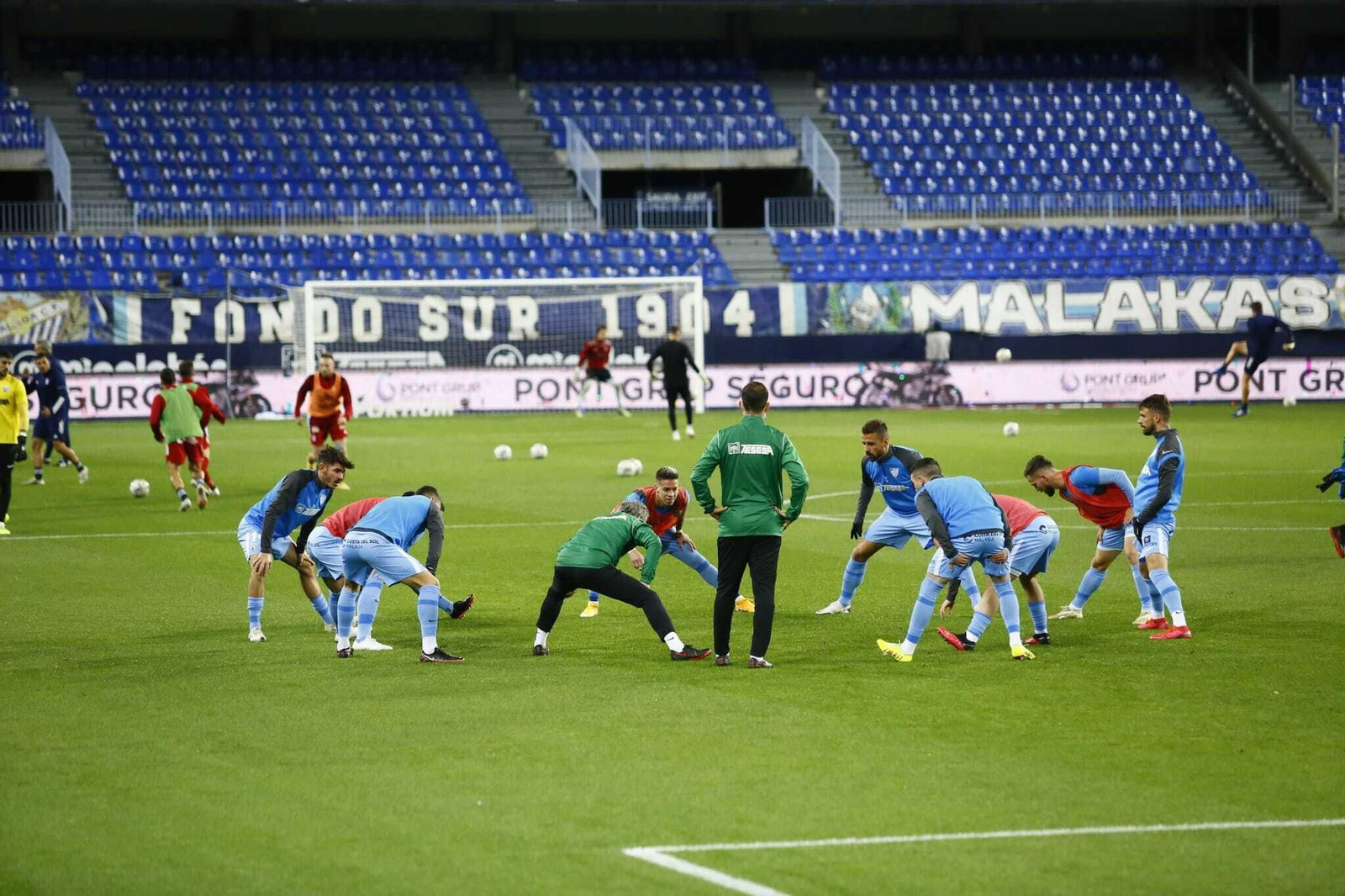 Las fotos del recibimiento al equipo y el calentamiento antes del Málaga - Cartagena