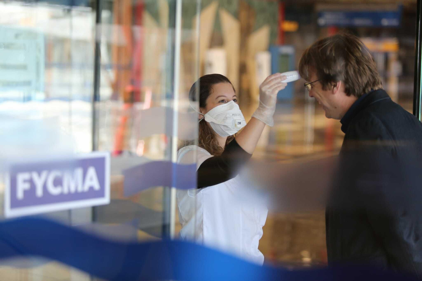 Una mujer toma la temperatura, este martes, a uno de los asistentes al Congreso de Robótica en Málaga. Una mujer toma la temperatura, este martes, a uno de los asistentes al Congreso de Robótica en Málaga.