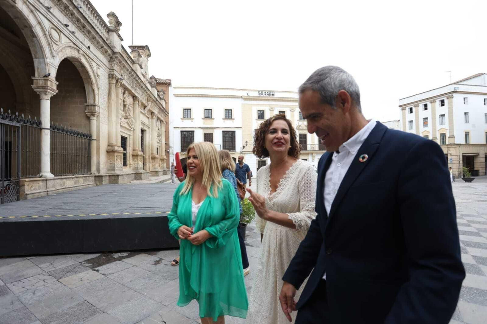 La ministra de Hacienda y número 2 del PSOE junto a la alcaldesa de Jerez y el subdelegado del Gobierno en la provincia de Cádiz. La ministra de Hacienda y número 2 del PSOE junto a la alcaldesa de Jerez y el subdelegado del Gobierno en la provincia de Cádiz.