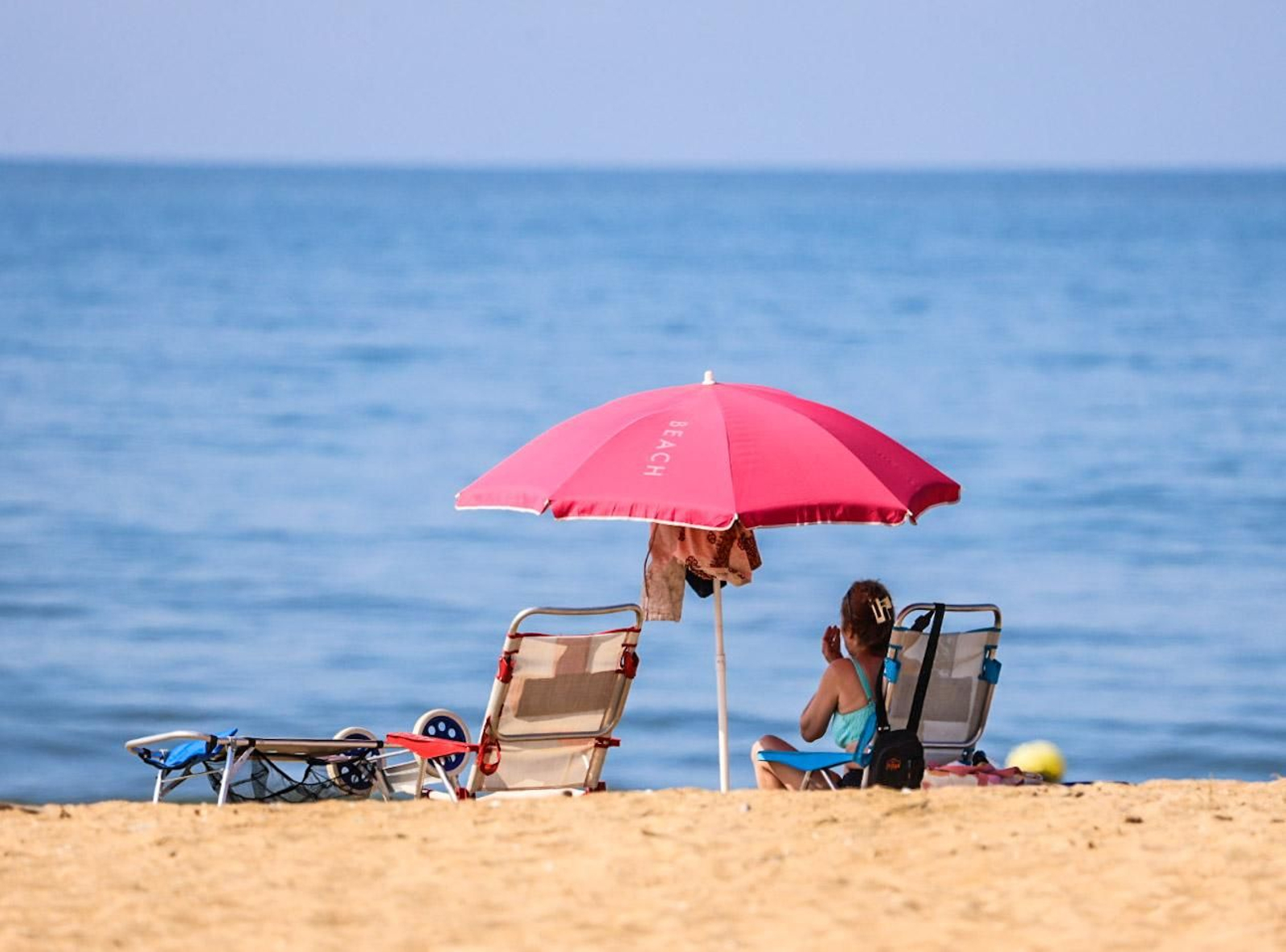 Imágenes de una tranquila mañana en la playa del Espigón de Huelva