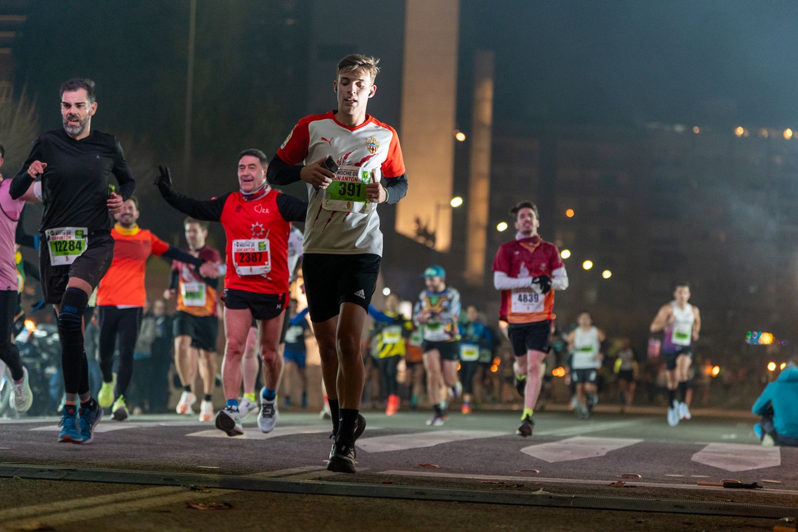 En imágenes: búscate en tu llegada a meta de la Carrera de San Antón 2026 (7)