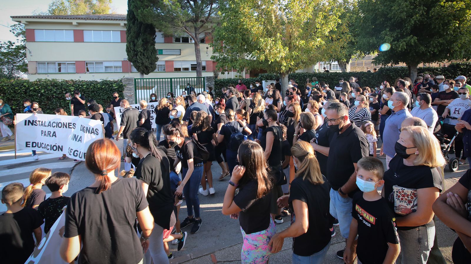 Protestas de los padres y madres del colegio de El Torno por el mal estado en que se encuentra el centro