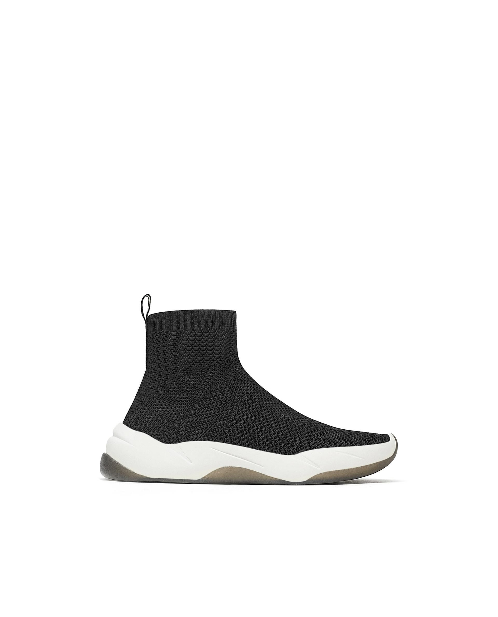 Ugly sneakers: inspiradas en el modelo calcetín de Balenciaga. De Zara. Los mejores zapatos de tendencia esta temporada