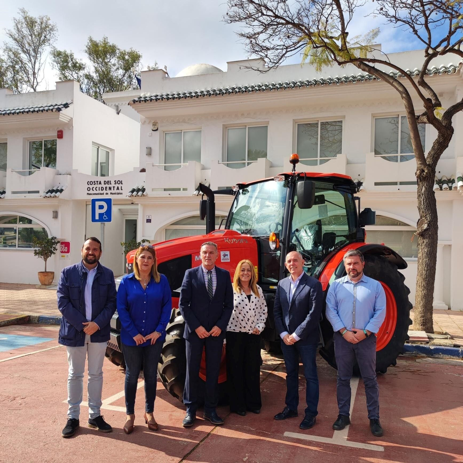 La entrega del tractor al Ayuntamiento de Manilva.