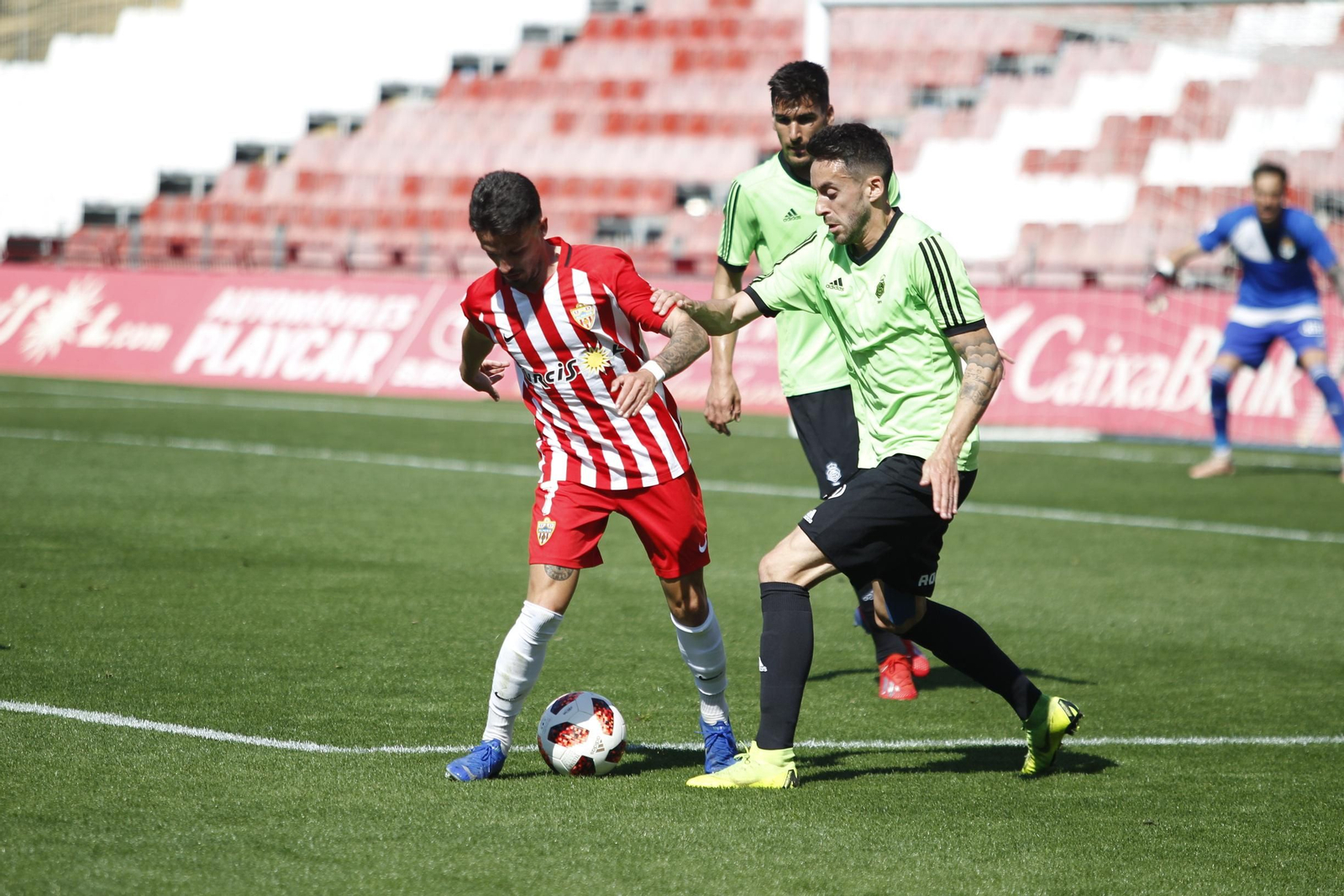 Iago Díaz trata de arrebatarle el balón a Javi Moreno.