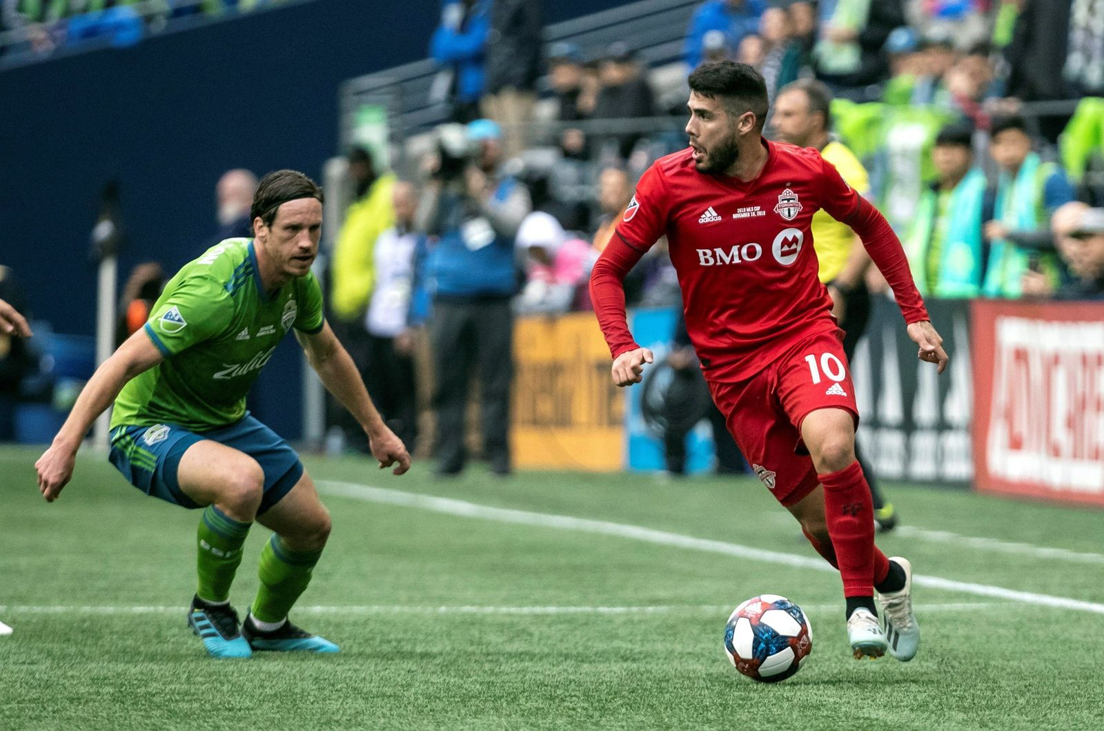 Pozuelo conduce el balón en un partido con el Toronto FC.