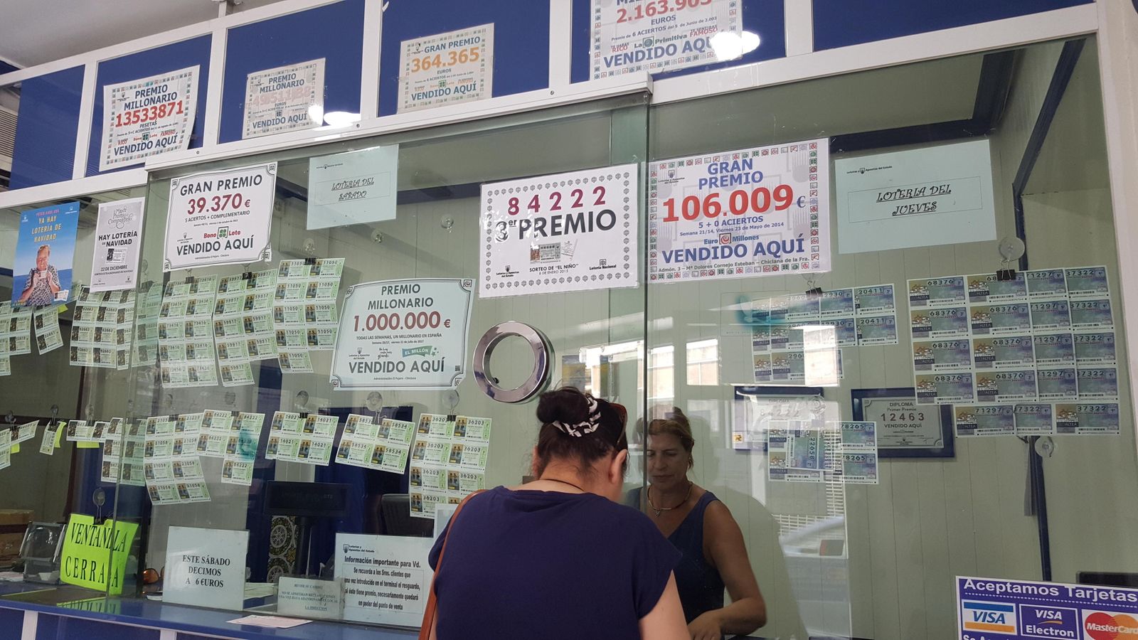 Una clienta es atendida en la administración donde se dio el premio el viernes.