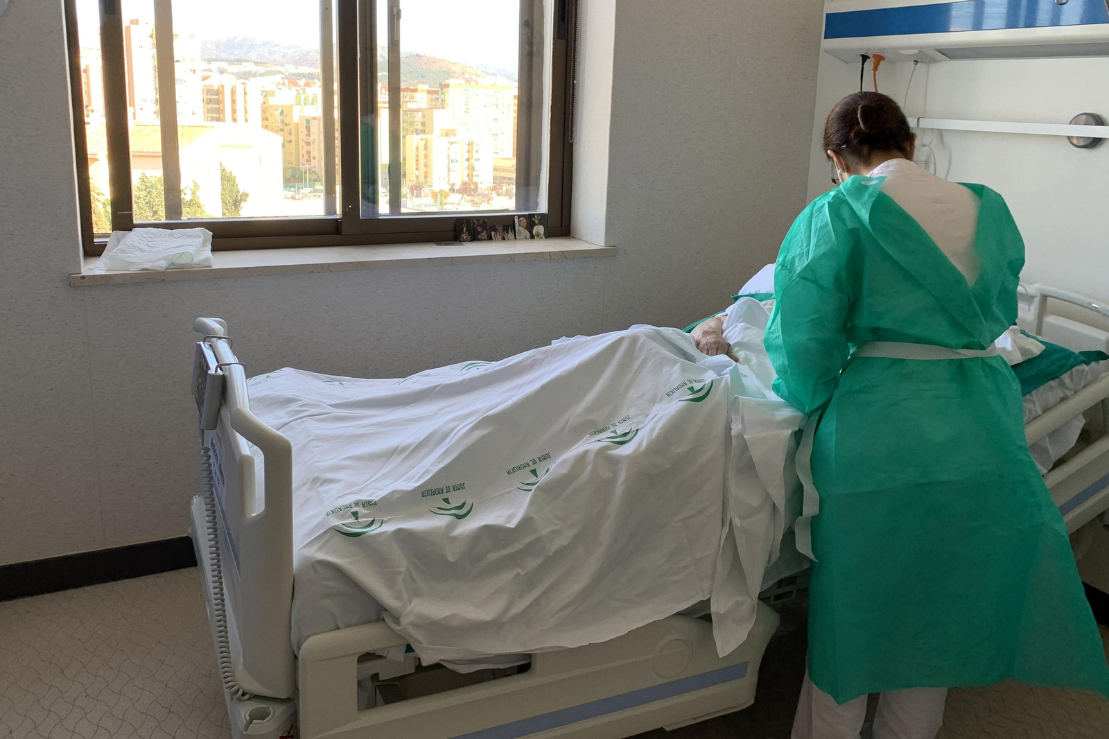 Una profesional atiende a un paciente.