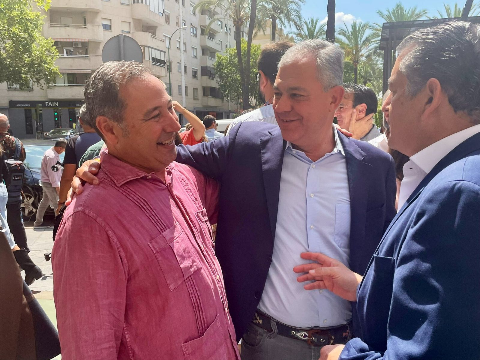 Ricardo Sánchez con el alcalde electo de Sevilla, José Luis Sanz, este lunes.