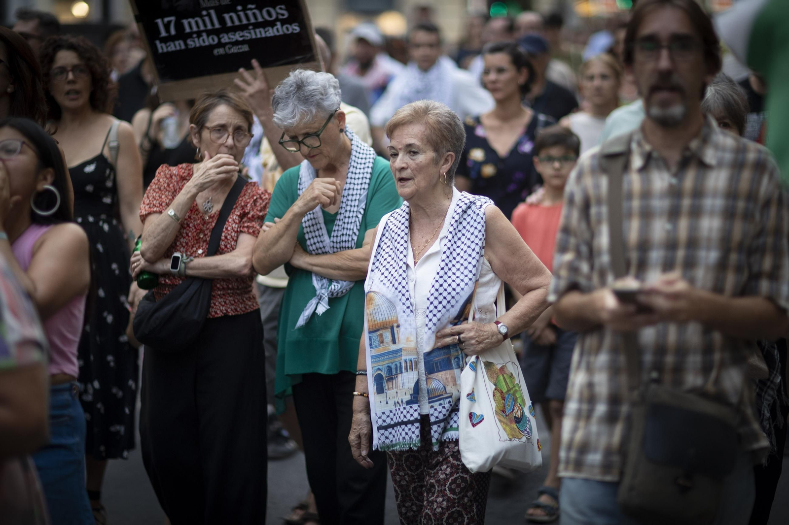 Fotos: 4.000 personas recorren el centro de Granada en una marcha contra la violencia en Gaza