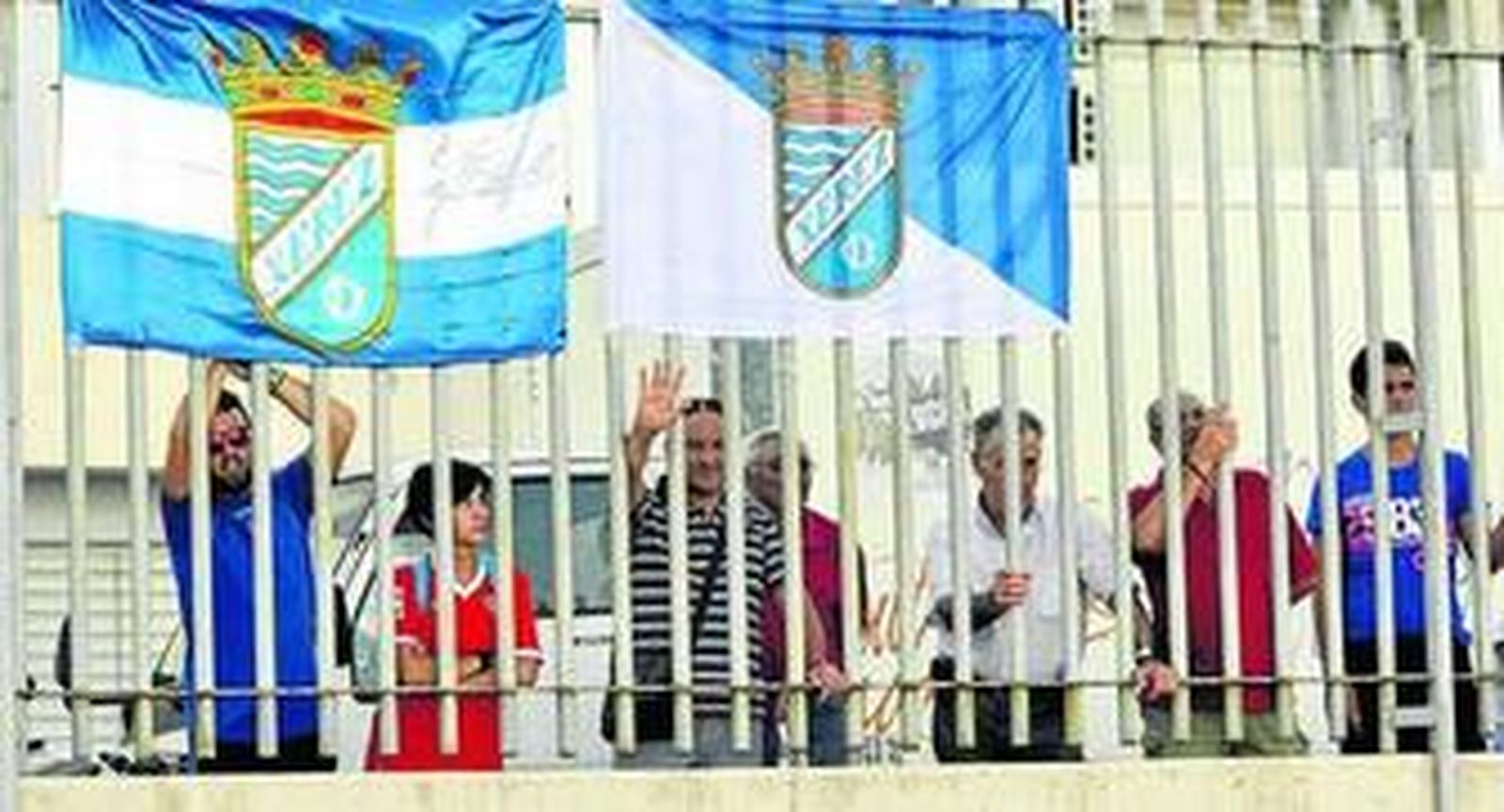 La afición se sigue dando cita en los alrededores de La Granja para ver el partido desde fuera.
