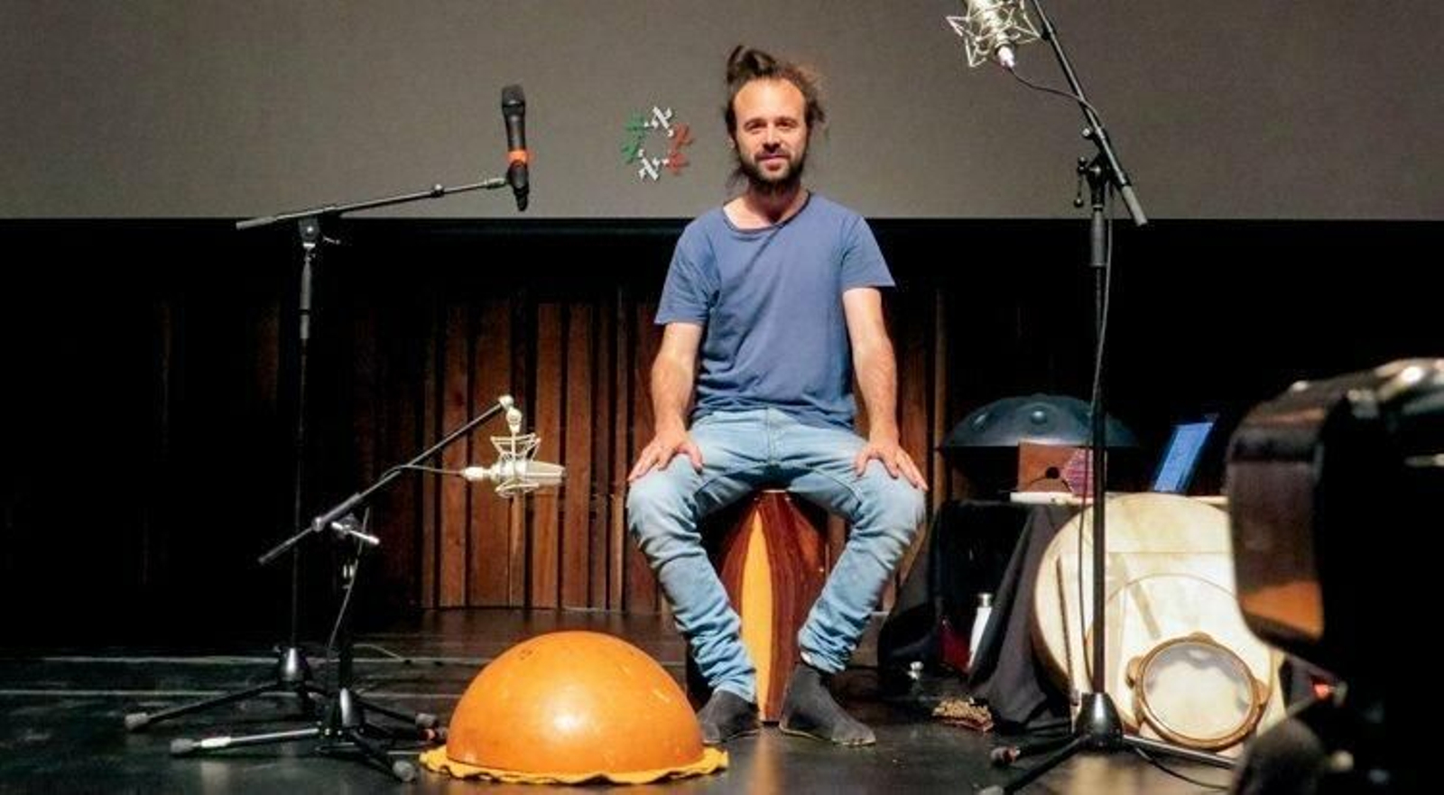 El percusionista Miguel Hiroshi.