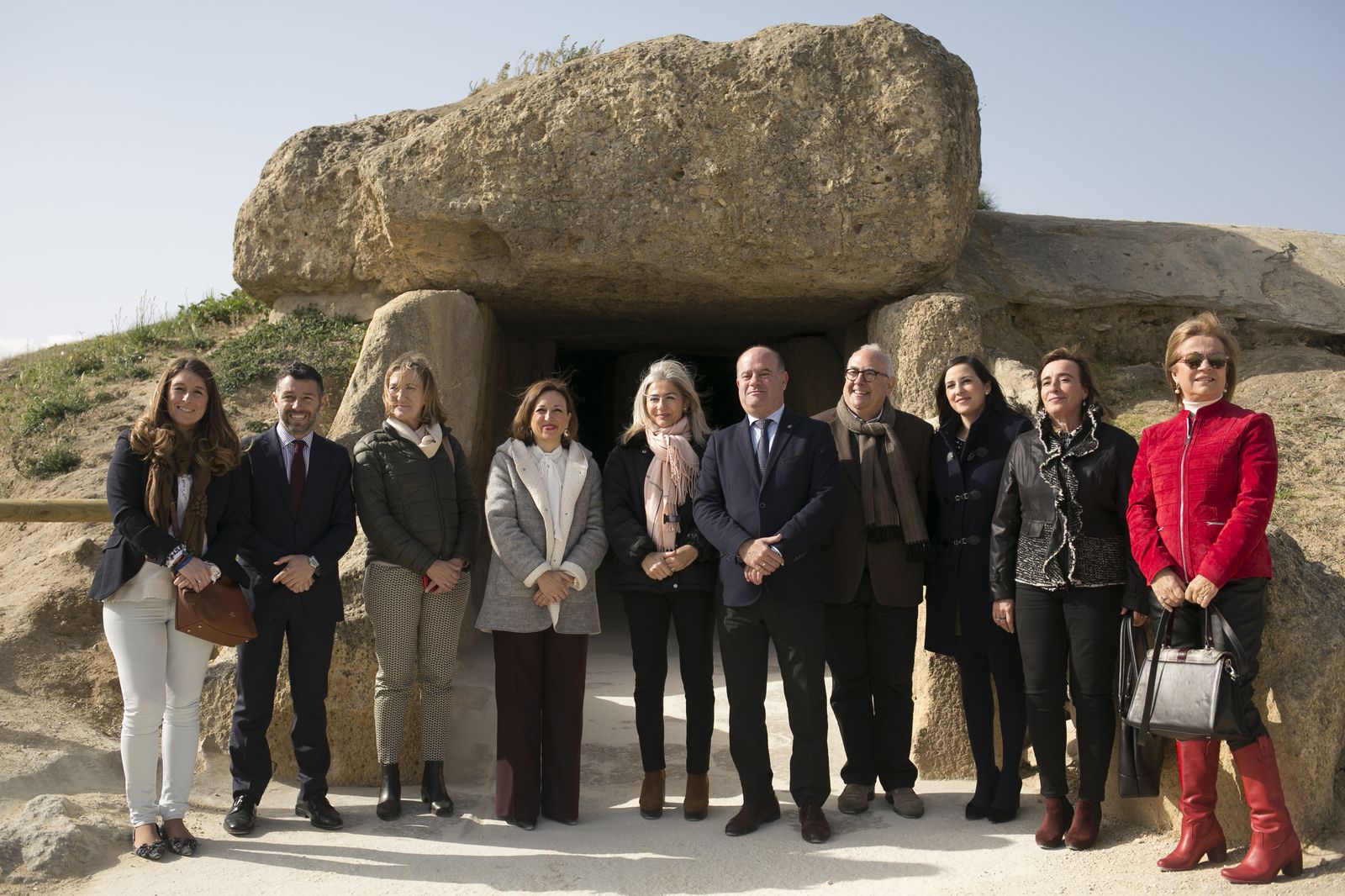 La consejera de Cultura de la Junta de Andalucía durante una visita a los Dólmenes