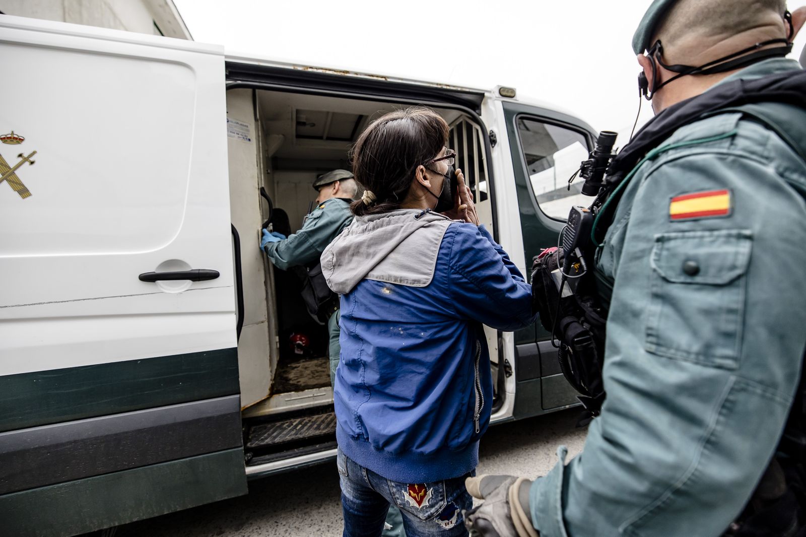 Una de las detenidas en la Operación Rubus se despide de sus familiares antes de entrar en el furgón policial.