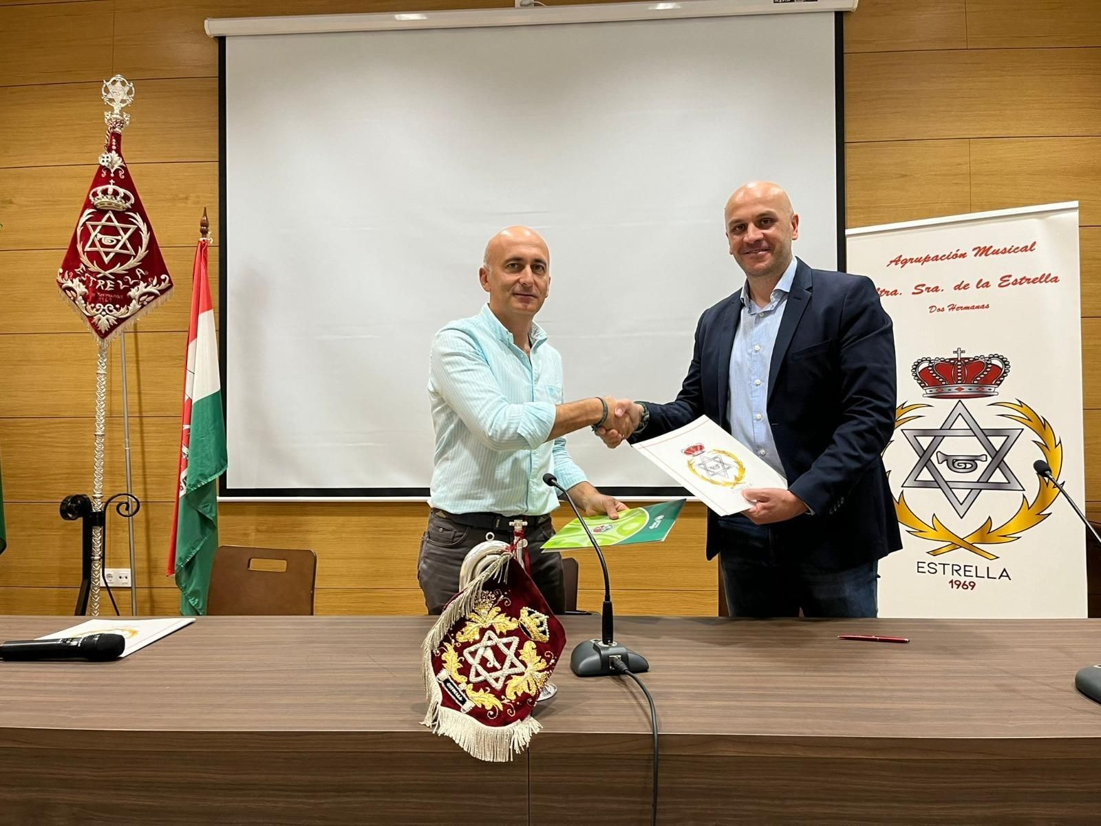 Los directores de ambas entidades en la firma del acuerdo