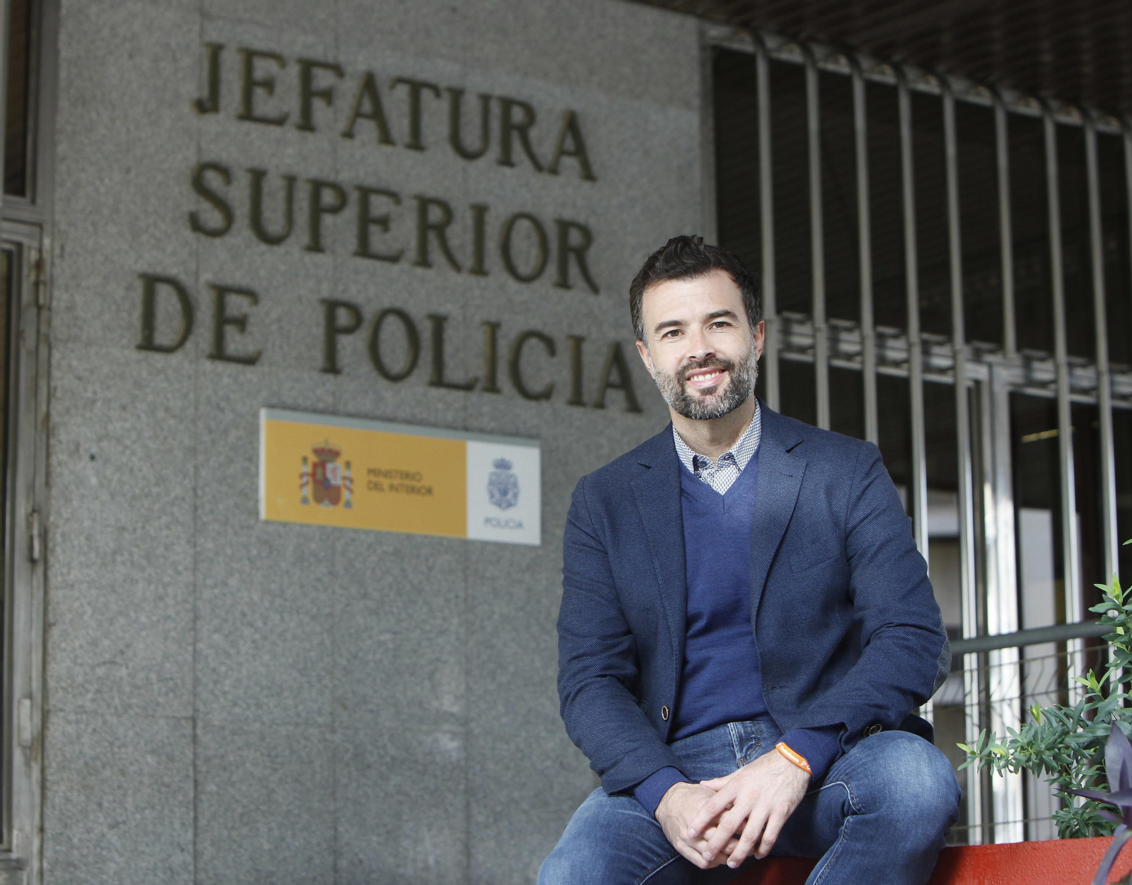 Pau Cambronero, en la puerta de la Jefatura Superior de Policía de Sevilla