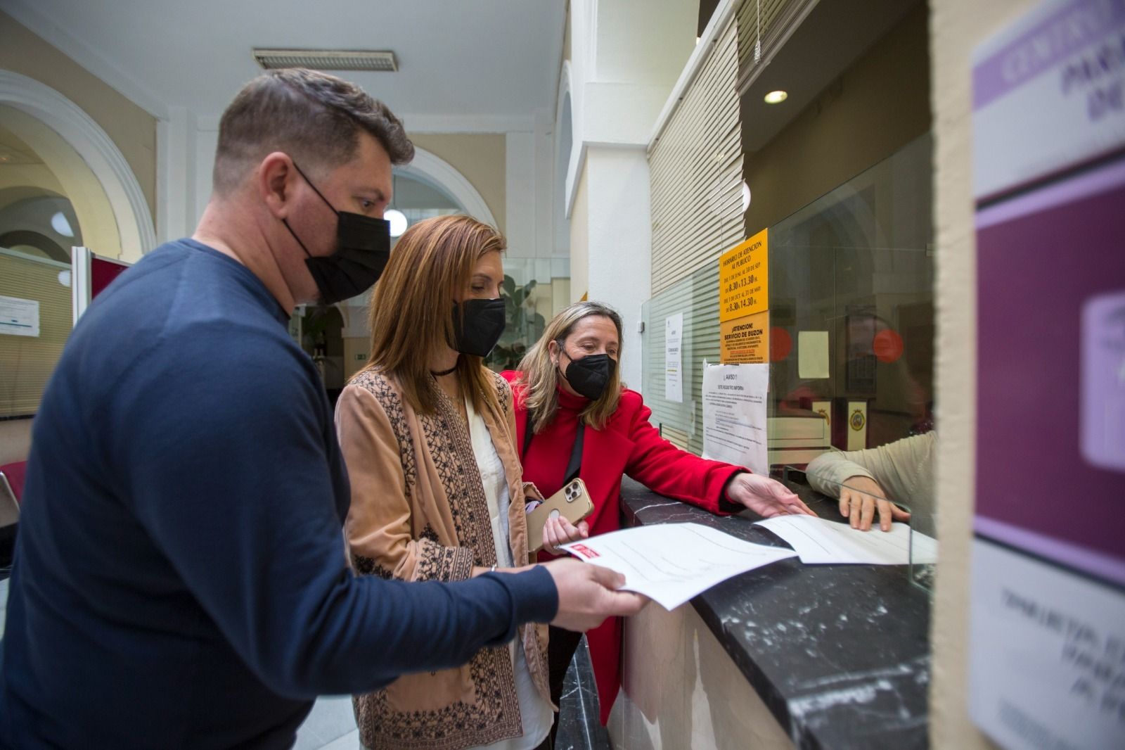 Los ya exconcejales socialistas Mara Rodríguez, Rosa de la Flor y Francisco Javier Ramírez, entregando su acta de concejal en el Ayuntamiento de Cádiz.