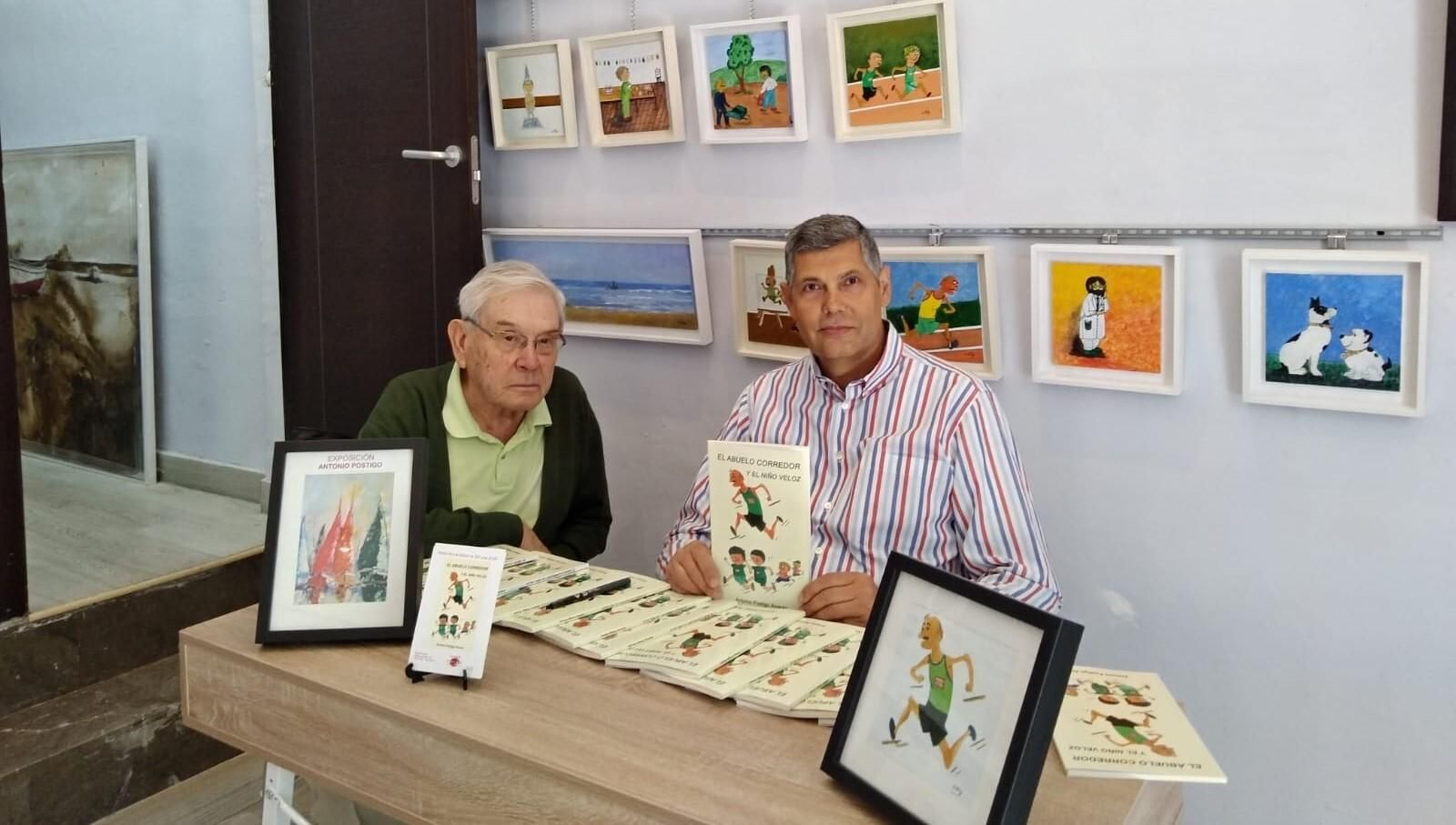 Antonio Postigo posa con su libro junto al 'abuelo Pepe' y varias de sus obras.