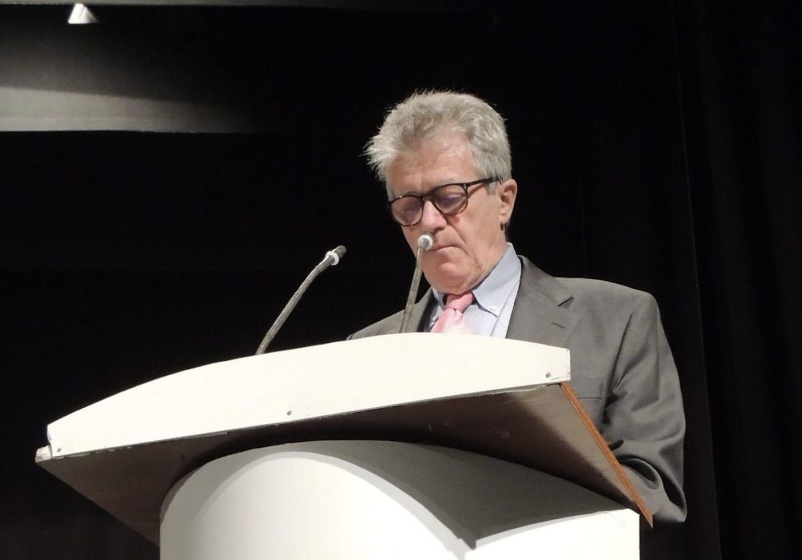 El escritor sanroqueño Francisco Muñoz, durante una conferencia