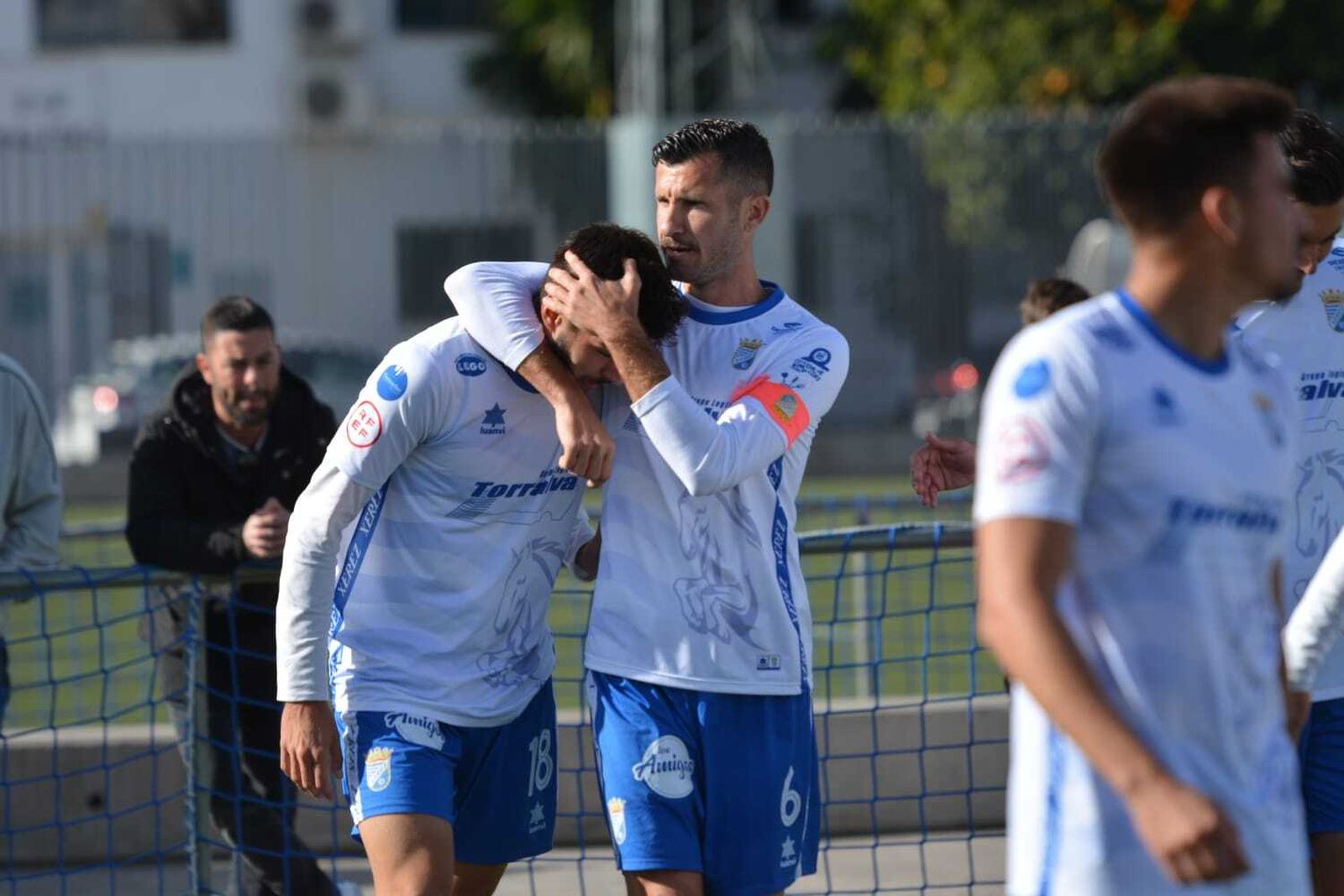 Óscar es felicitado por el capitán Álex Colorado tras su gol en Gerena.