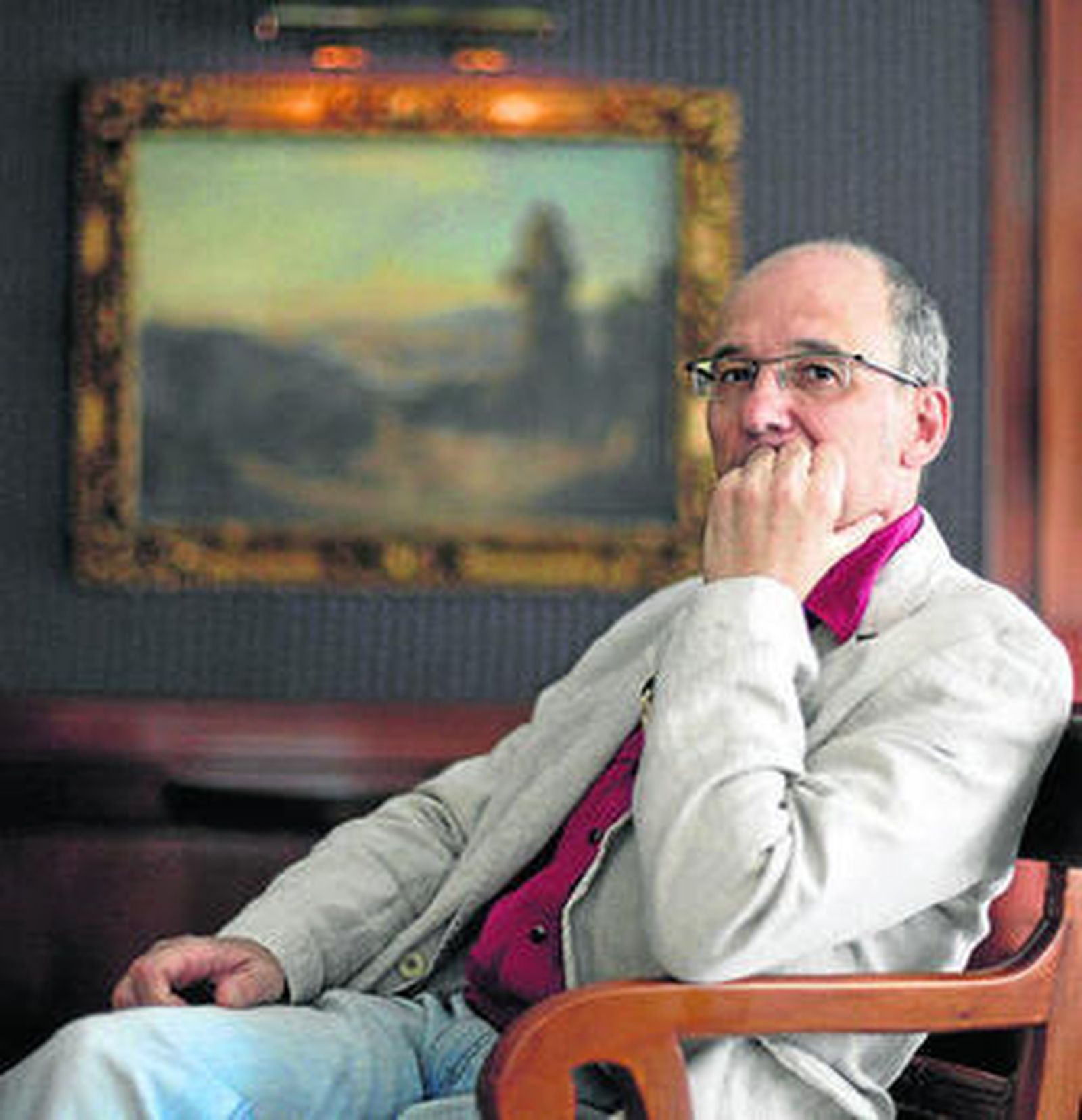 El escritor Eugenio Fuentes, ayer, momentos antes de la entrevista.