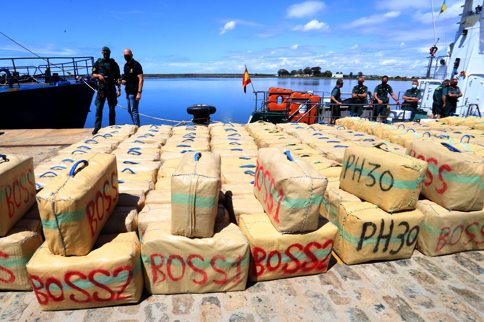 Imágenes de uno de los mayores alijos de hachís incautado por la Guardia Civil en Huelva