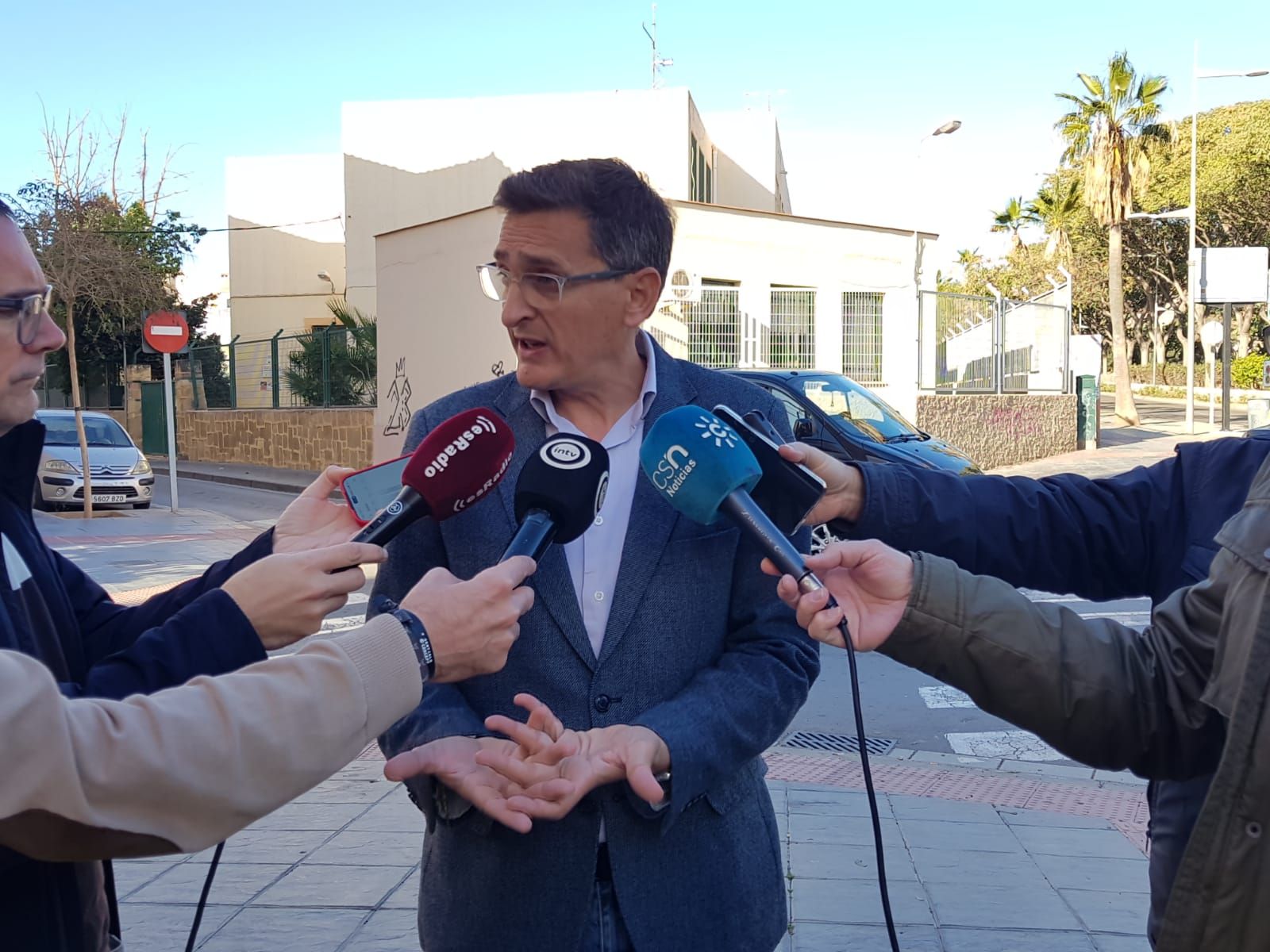 José Luis Sánchez Teruel frente al Colegio Juan Ramón Jiménez.