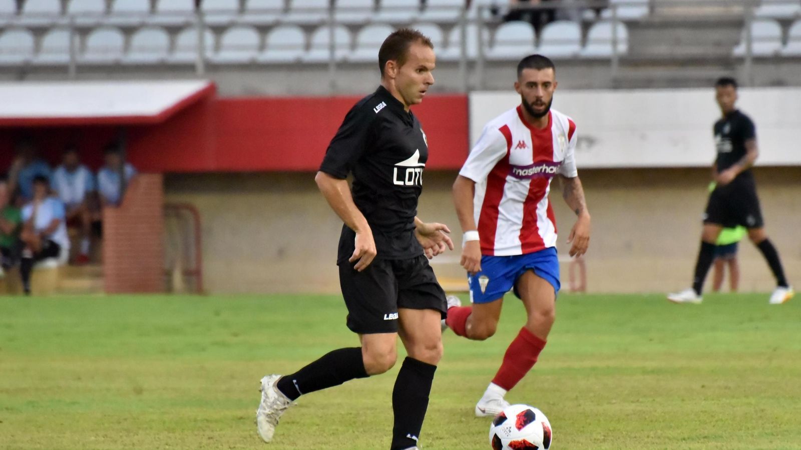 Antoñito, con la camiseta del Algeciras, persigue al balono Juampe