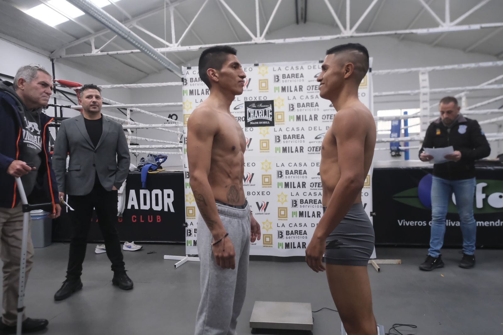 Así ha sido el pesaje previo a la pelea entre El Cazador Jr y Ronny Landaeta en Córdoba