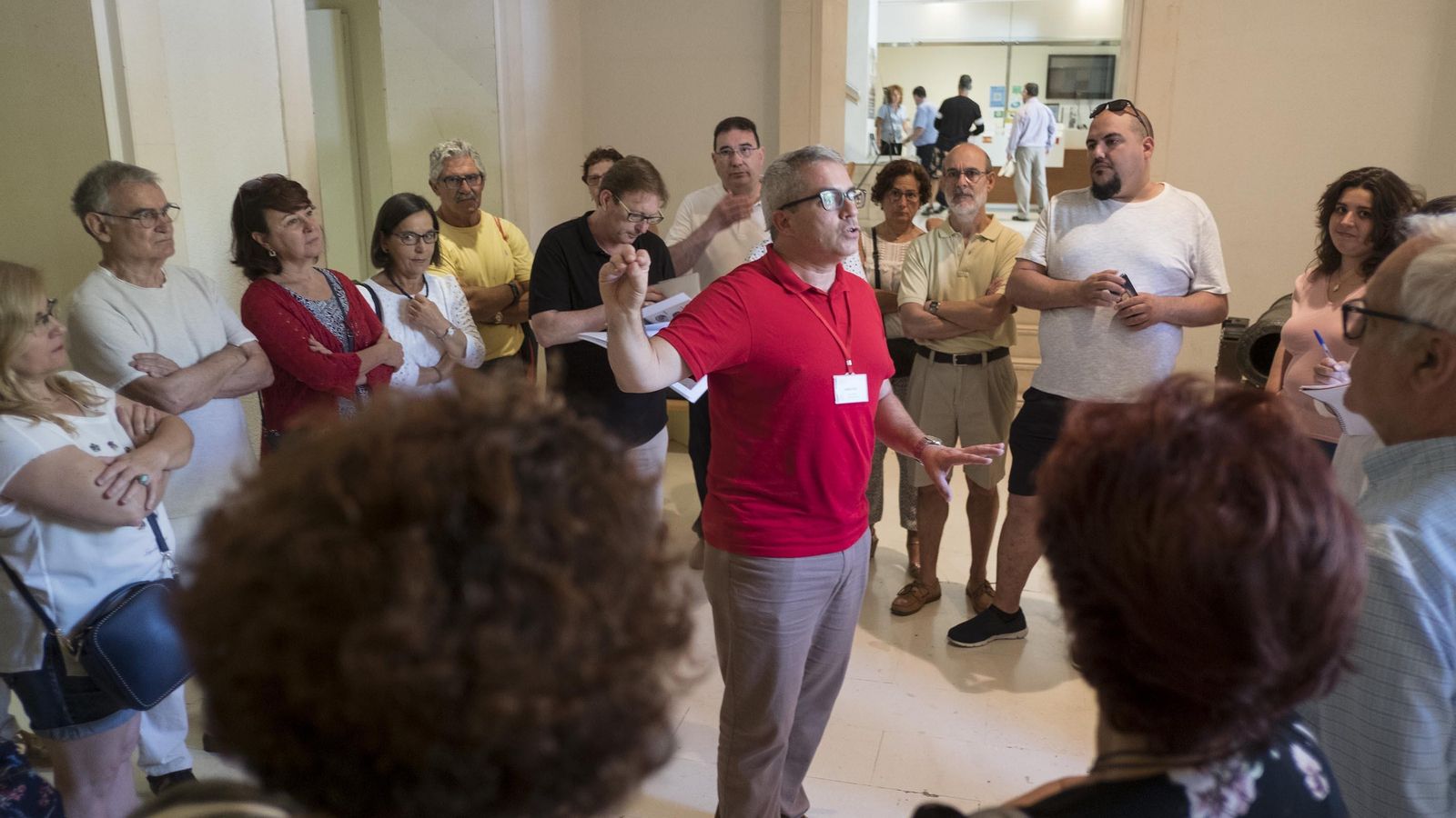 El director del Museo de Cádiz, Juan Ignacio Vallejo, rodeado por los participantes en la visita guiada. El director del Museo de Cádiz, Juan Ignacio Vallejo, rodeado por los participantes en la visita guiada.