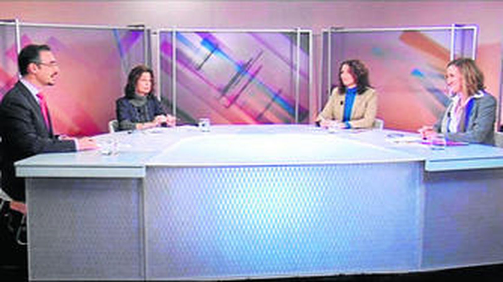 La mesa del debate, moderadopor el periodista Javier Bolaños en el plató de Giralda TV.