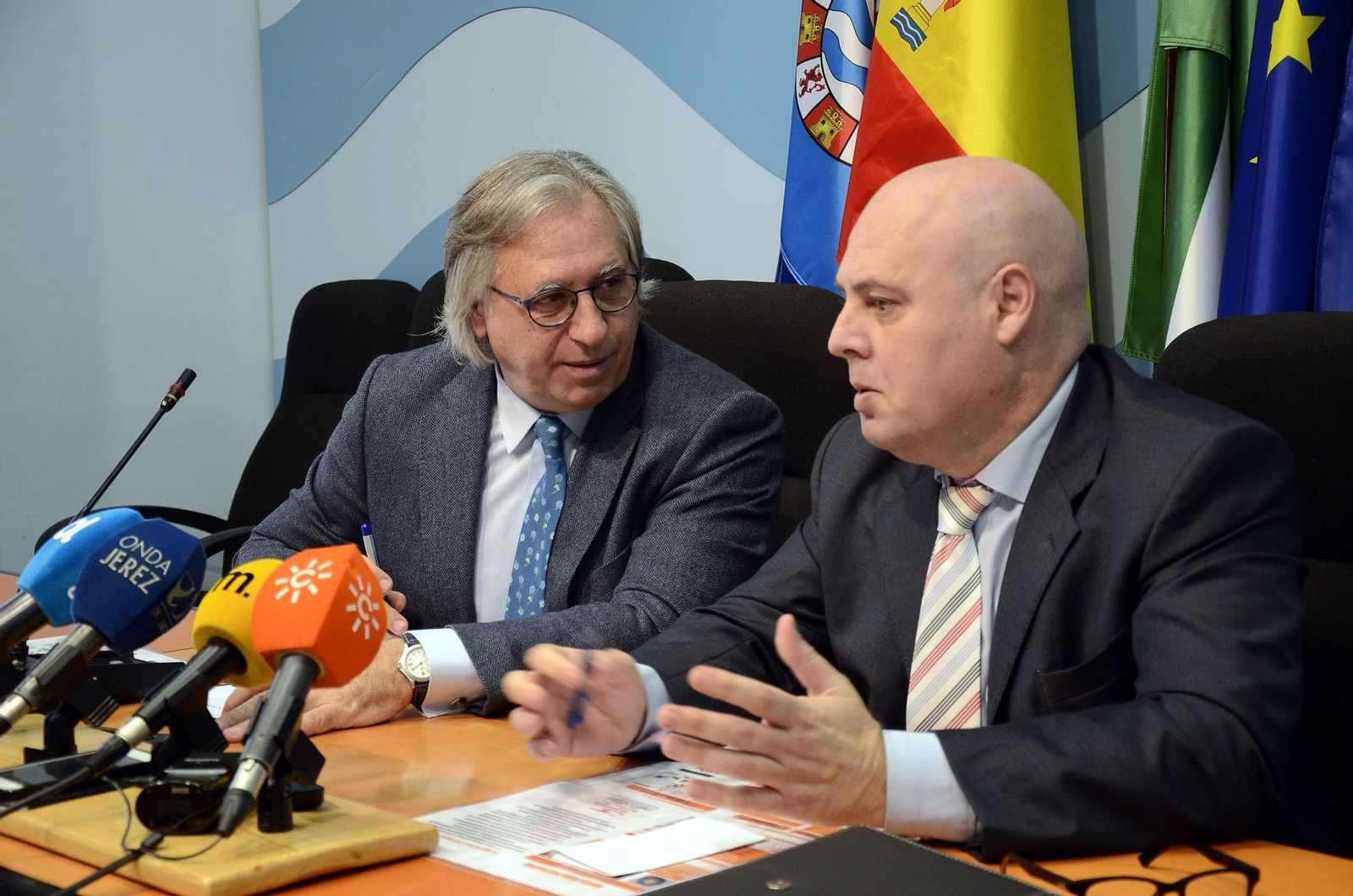 Francisco Camas y Mauricio Alcántara dialogan ayer en el acto de presentación del evento.