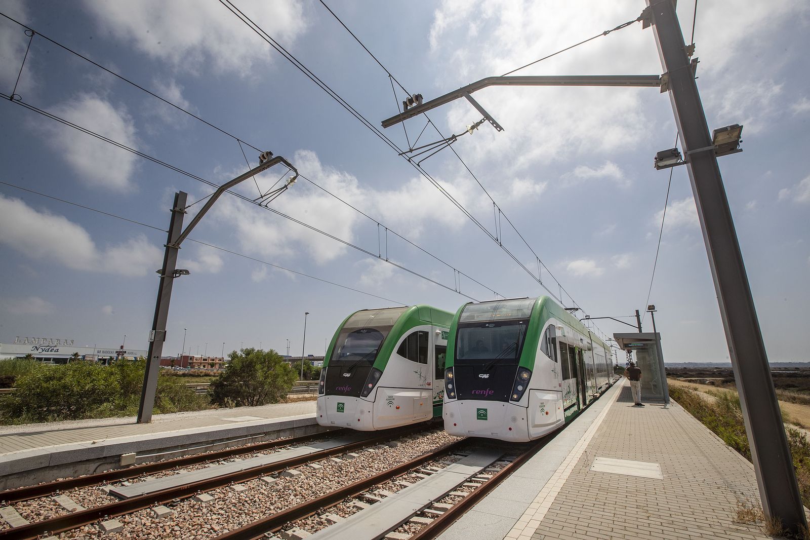 Dos unidades tranviarias estacionadas en la parada de Tres Caminos.
