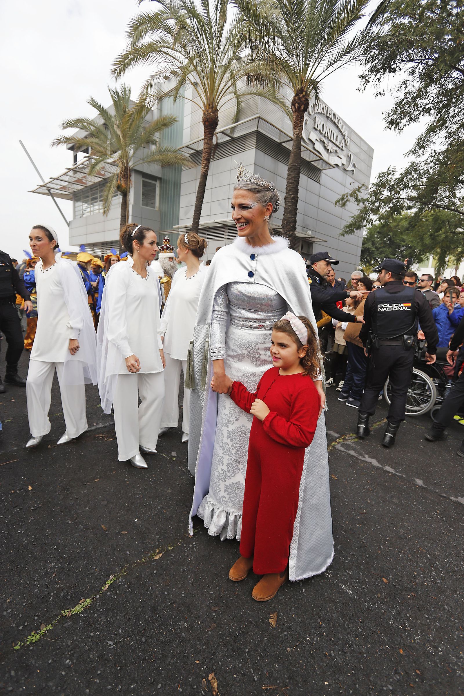 Imágenes de la mágica llegada de los Reyes Magos y la Estrella de la Ilusión a Huelva en barco
