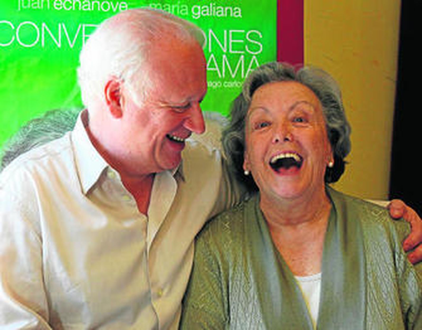 Juan Echanove y María Galiana, ayer en el Teatro Lope de Vega tras presentar 'Conversaciones con mamá'.