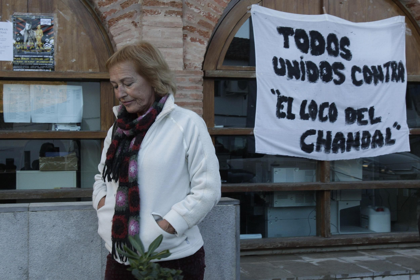 Una mujer pasa ante una pancarta contra el 'loco del chándal'