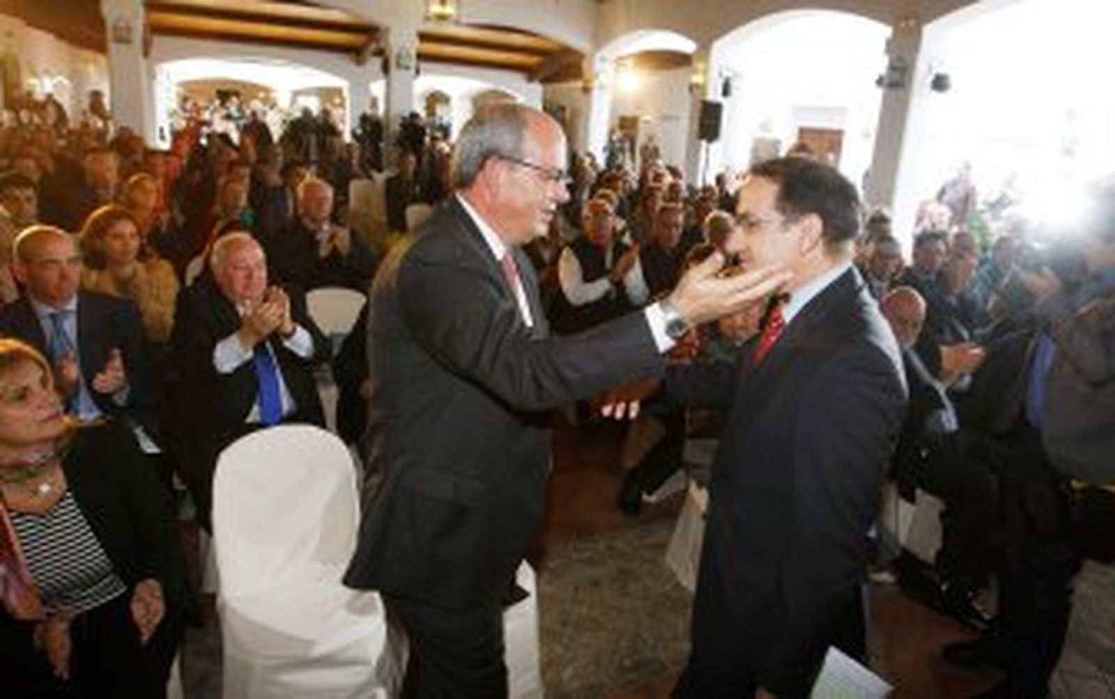 Los empresarios piden a los políticos "que se dejen de broncas y disputas cansinas"