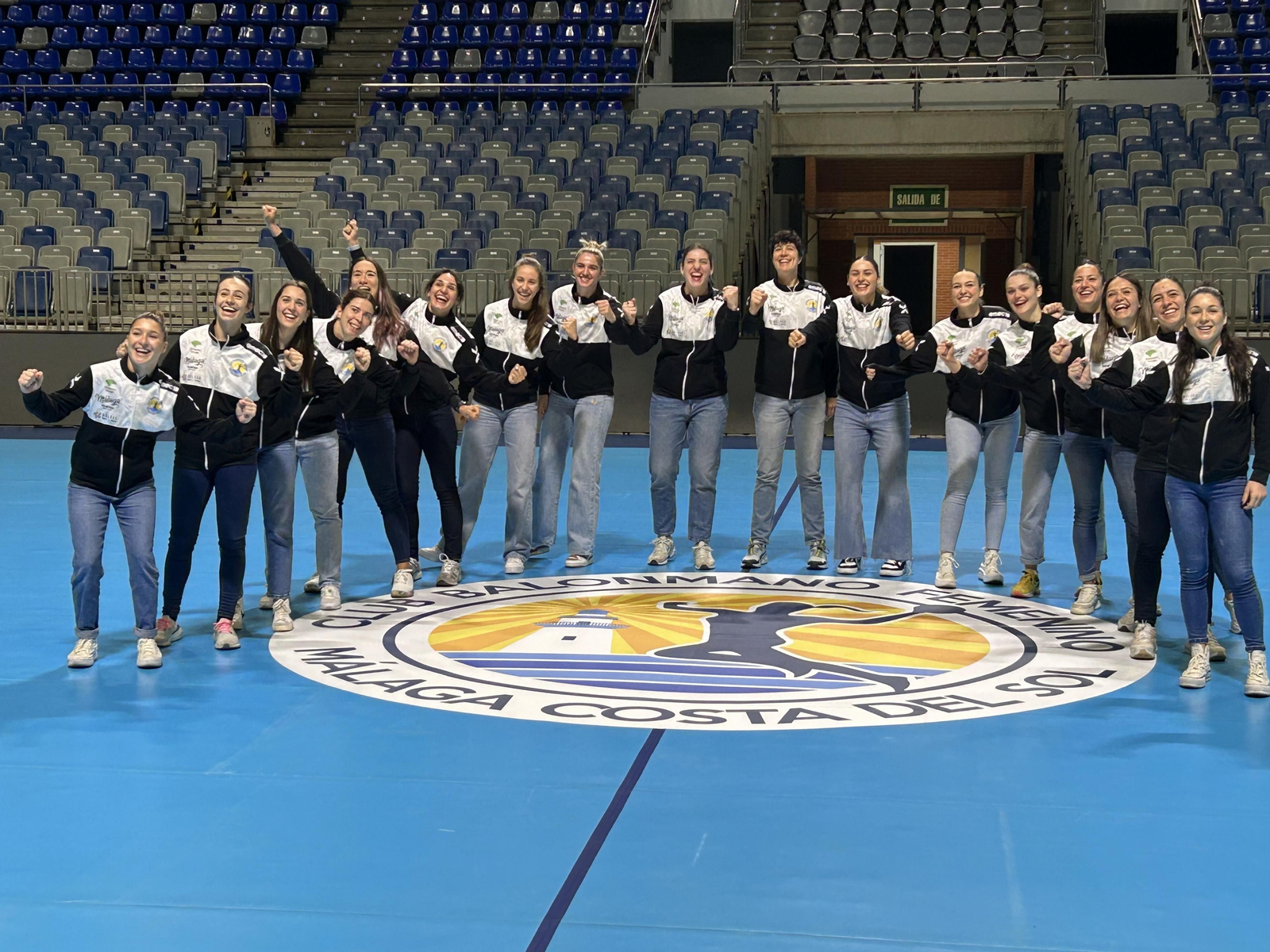 Las jugadoras del Costa del Sol, en el círculo central del Carpena. Las jugadoras del Costa del Sol, en el círculo central del Carpena.