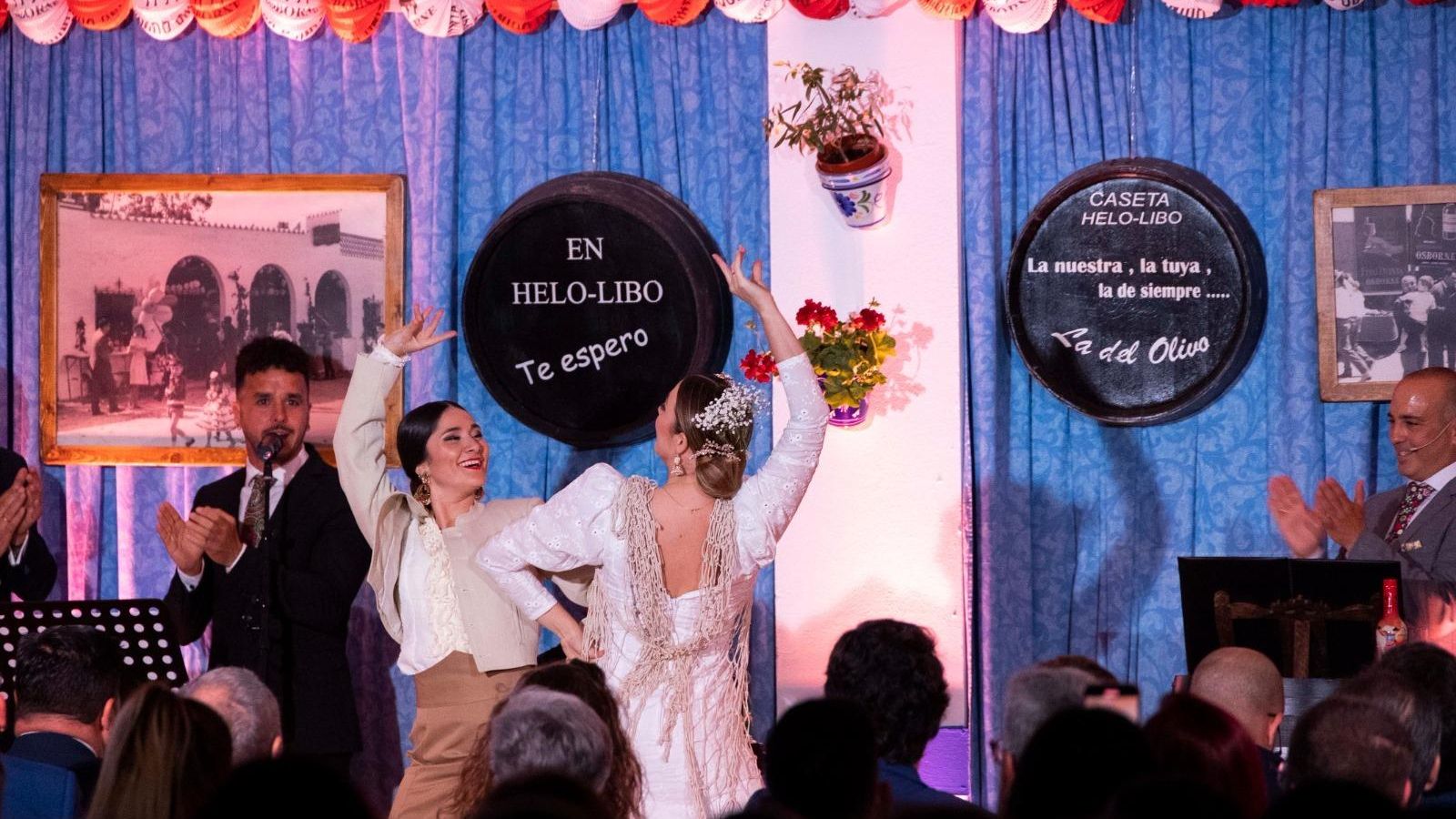 Diana Andrades y Lucía Quiñones, bailando durante el pregón.