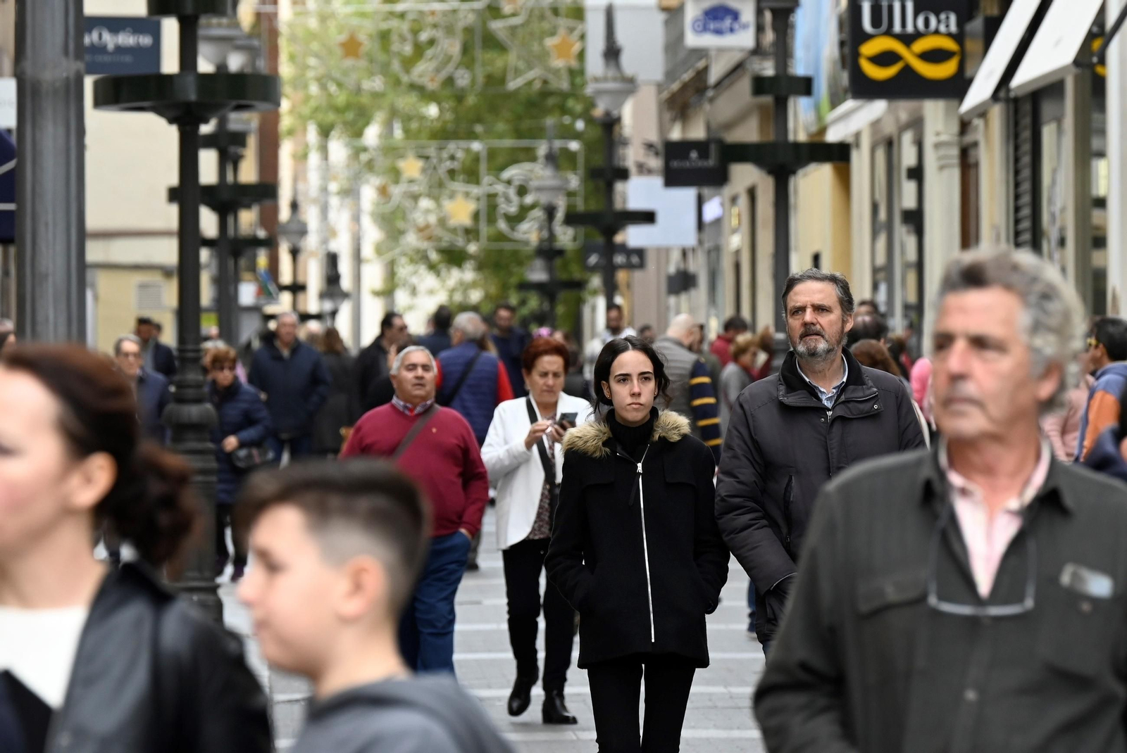 Numerosas personas pasean por el centro de Córdoba