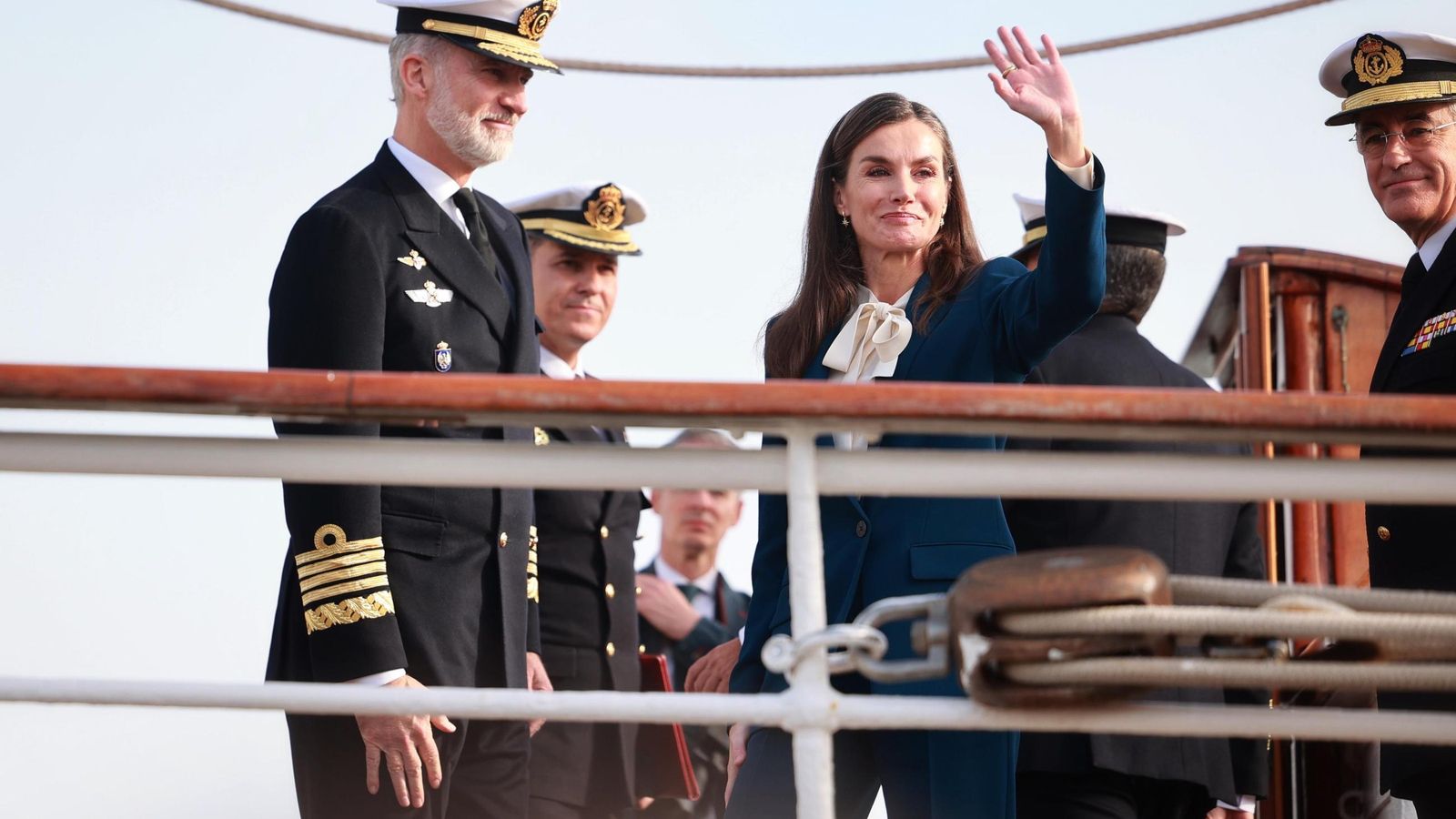 Los Reyes de España a bordo del buque escuela, saludando al público la reina Letizia. Los Reyes de España a bordo del buque escuela, saludando al público la reina Letizia.