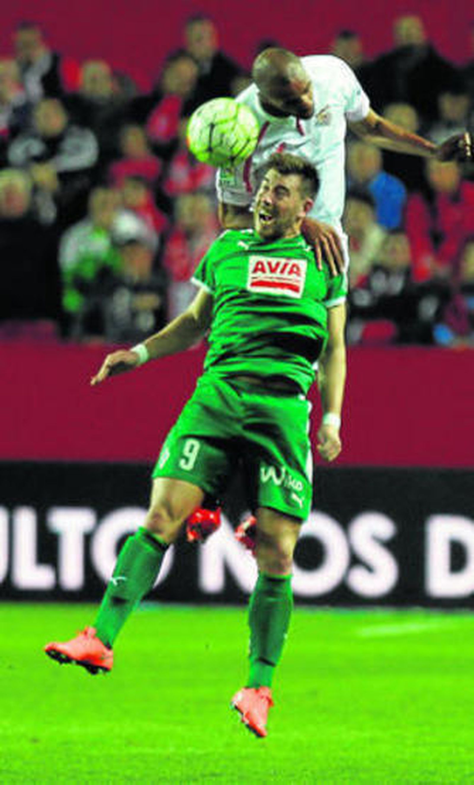 N'Zonzi impone su estatura en el salto ante Sergi Enrich.