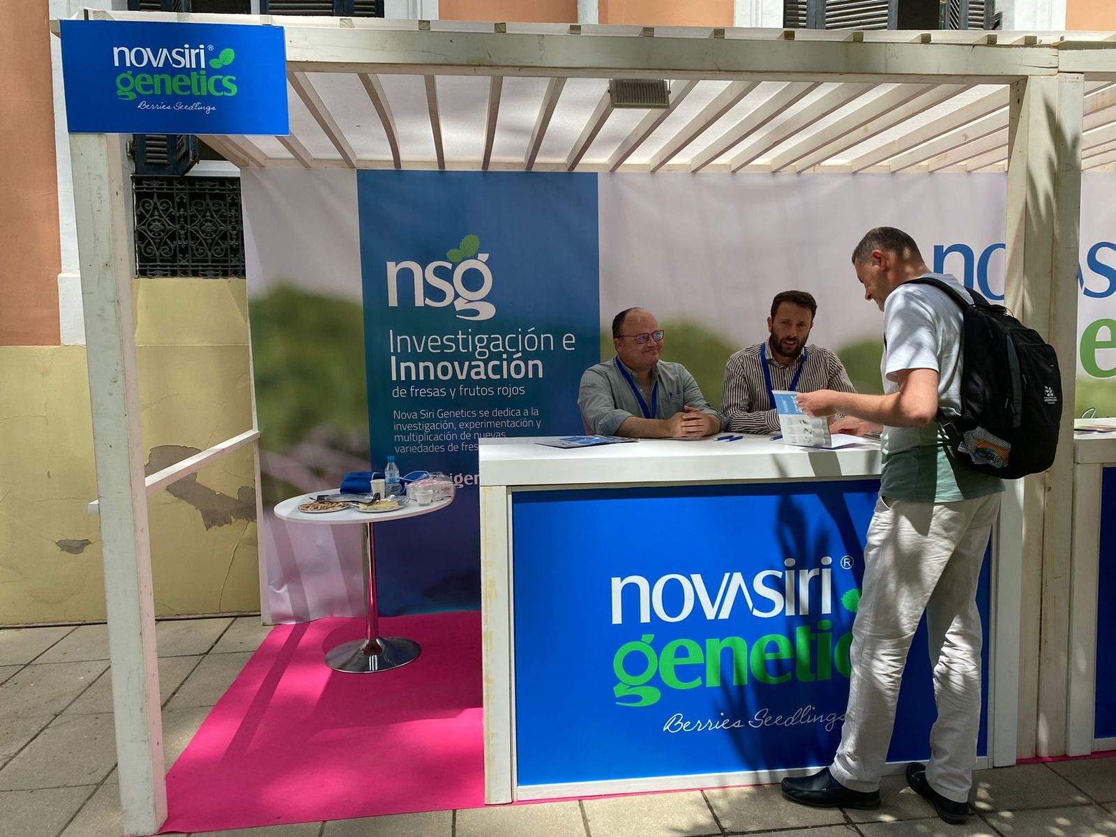 Más de medio centenar de empresas participan en el Congreso de Frutos Rojos