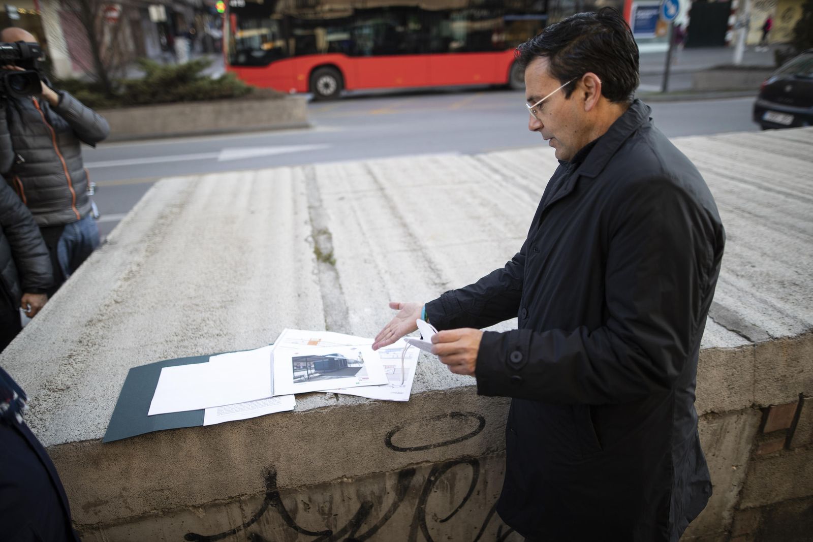 El alcalde de Granada muestra imágenes del parking de Camino de Ronda, durante la visita.