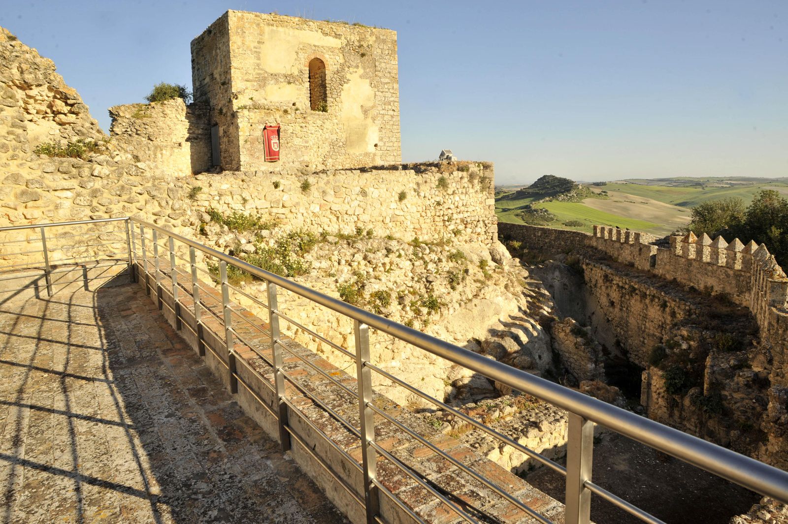Parte de los nuevos sistemas de acceso al Castillo de Fatetar (Espera), inaugurado hace una semana.