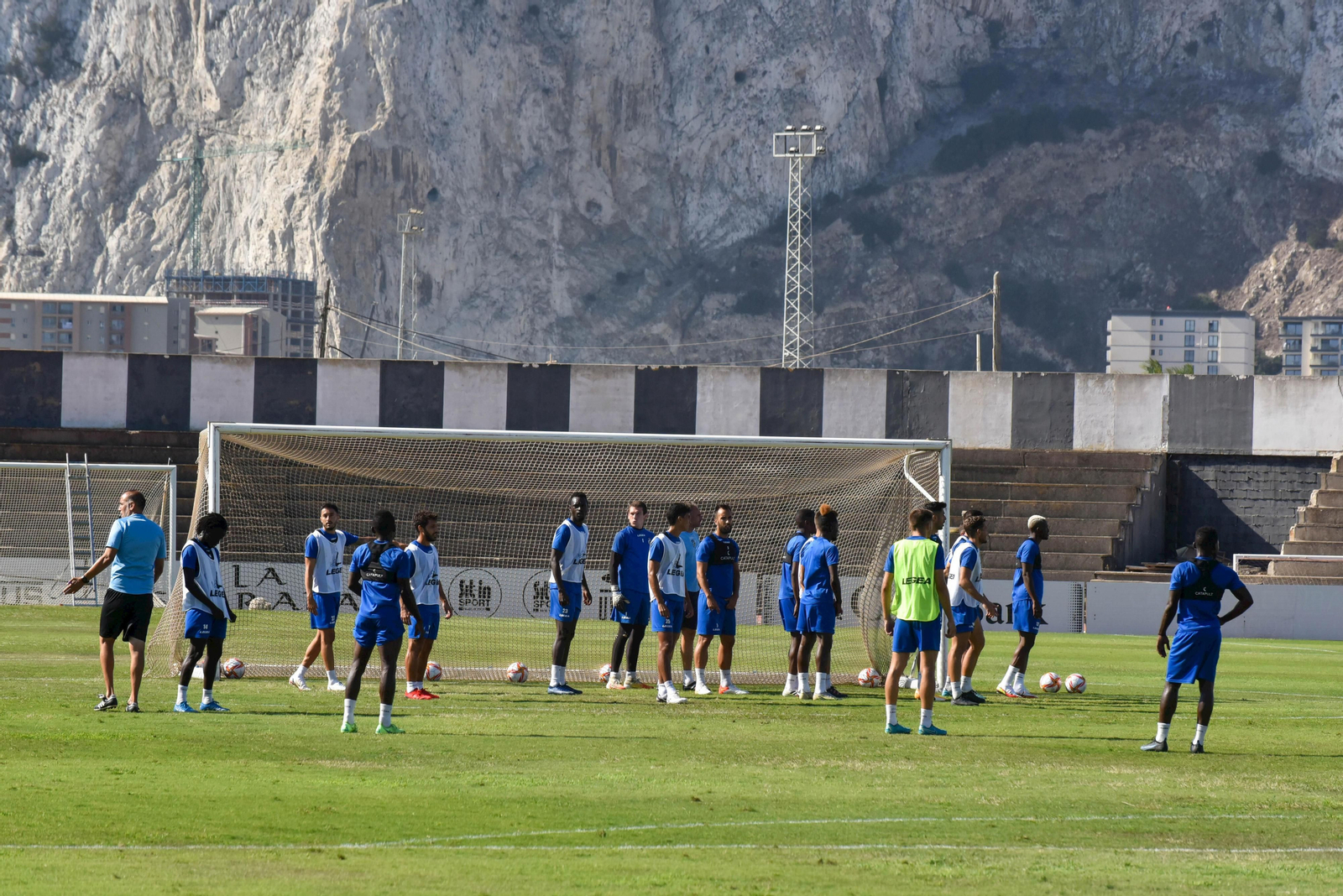 Jugadores de la Balona, durante una sesión preparatoria en el Municipal