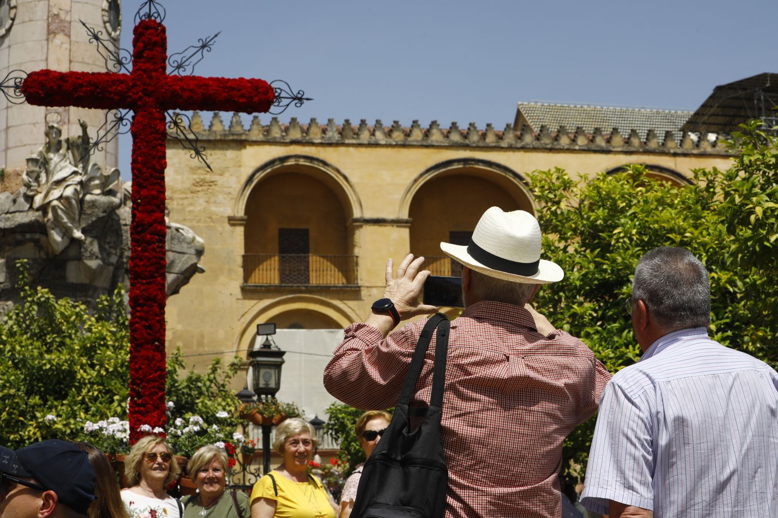 Los turistas abarrotan las calles y Las Cruces de Córdoba, en imágenes