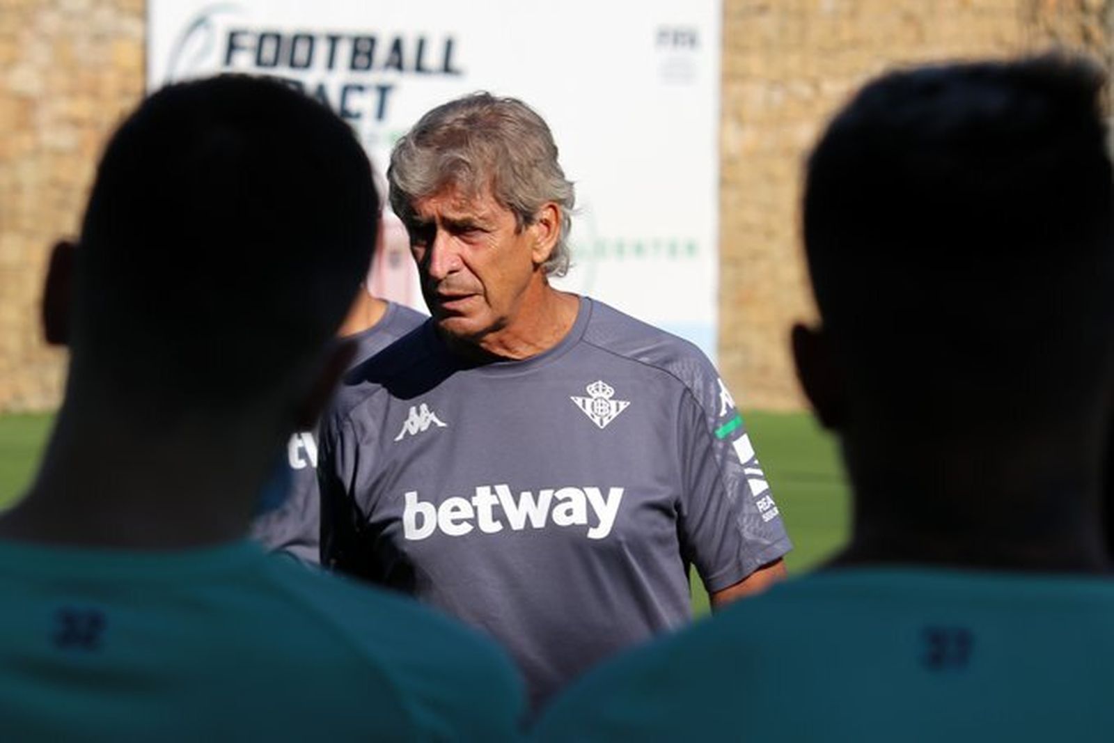 Pellegrini, en la charla matinal del entrenamiento de ayer.