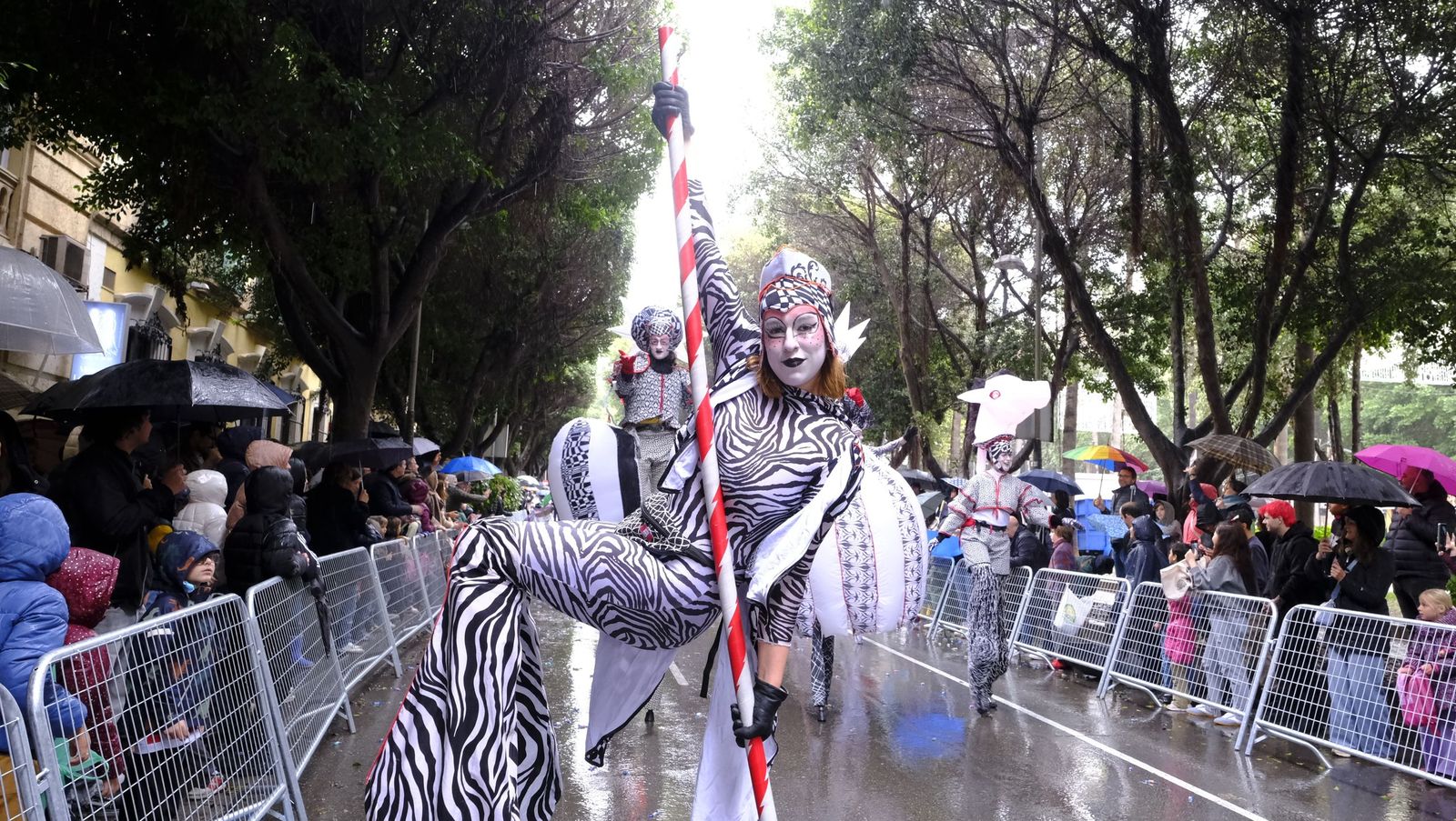 Fotografías de la cabalgata de los Reyes Magos pasada por agua en Almería